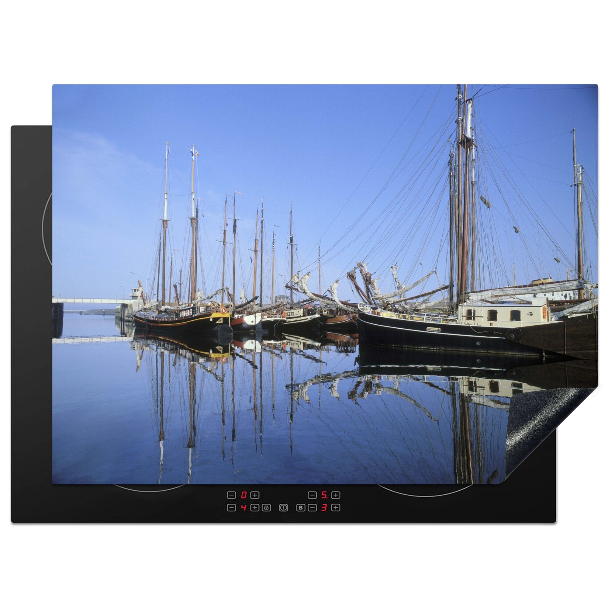 MuchoWow Herdblende-/Abdeckplatte Segelboote im Hafen von Harlingen in Friesland, Vinyl, (1 tlg), 70x52 cm, Mobile Arbeitsfläche nutzbar, Ceranfeldabdeckung