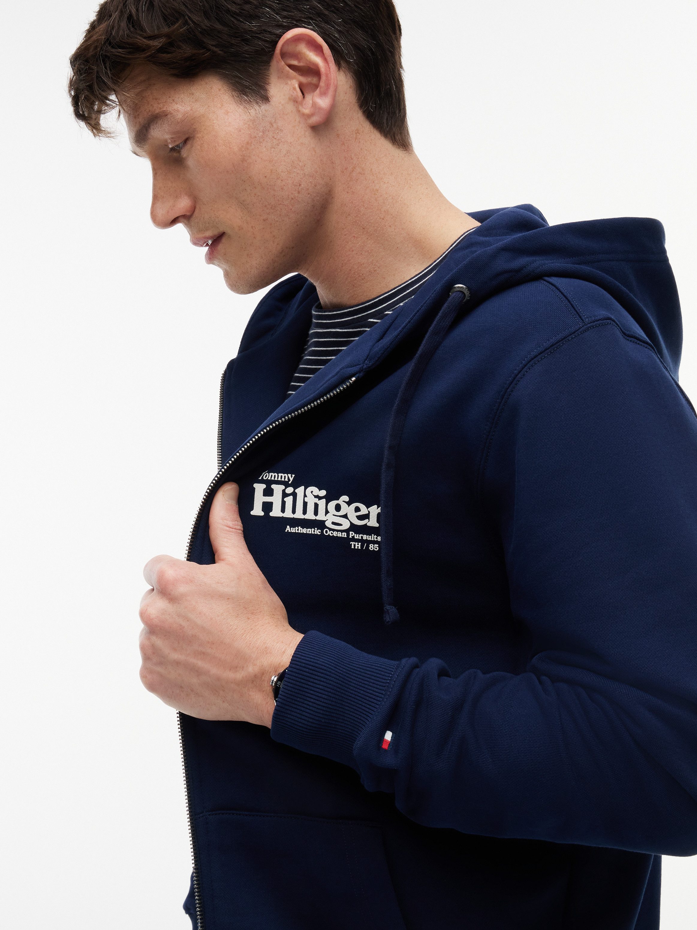 Tommy Hilfiger Kapuzensweatjacke SMALL NAUTICAL GRAPHIC HDD aus Baumwolle, mit Label-Details