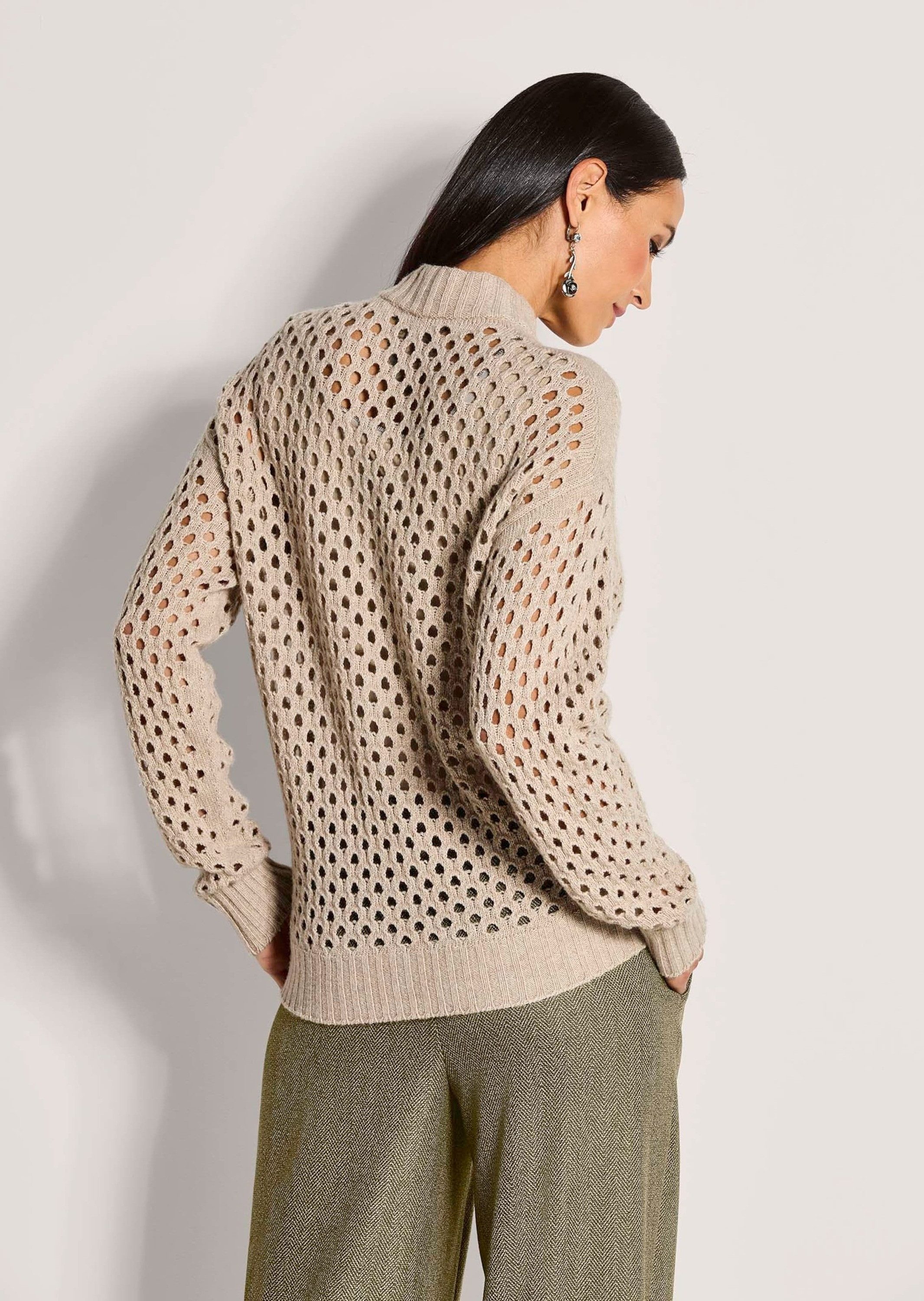 MADELEINE Strickjacke Moderne Strickjacke mit Lochmuster Jacke mit Stehkragen, Reißverschluss und Langarm