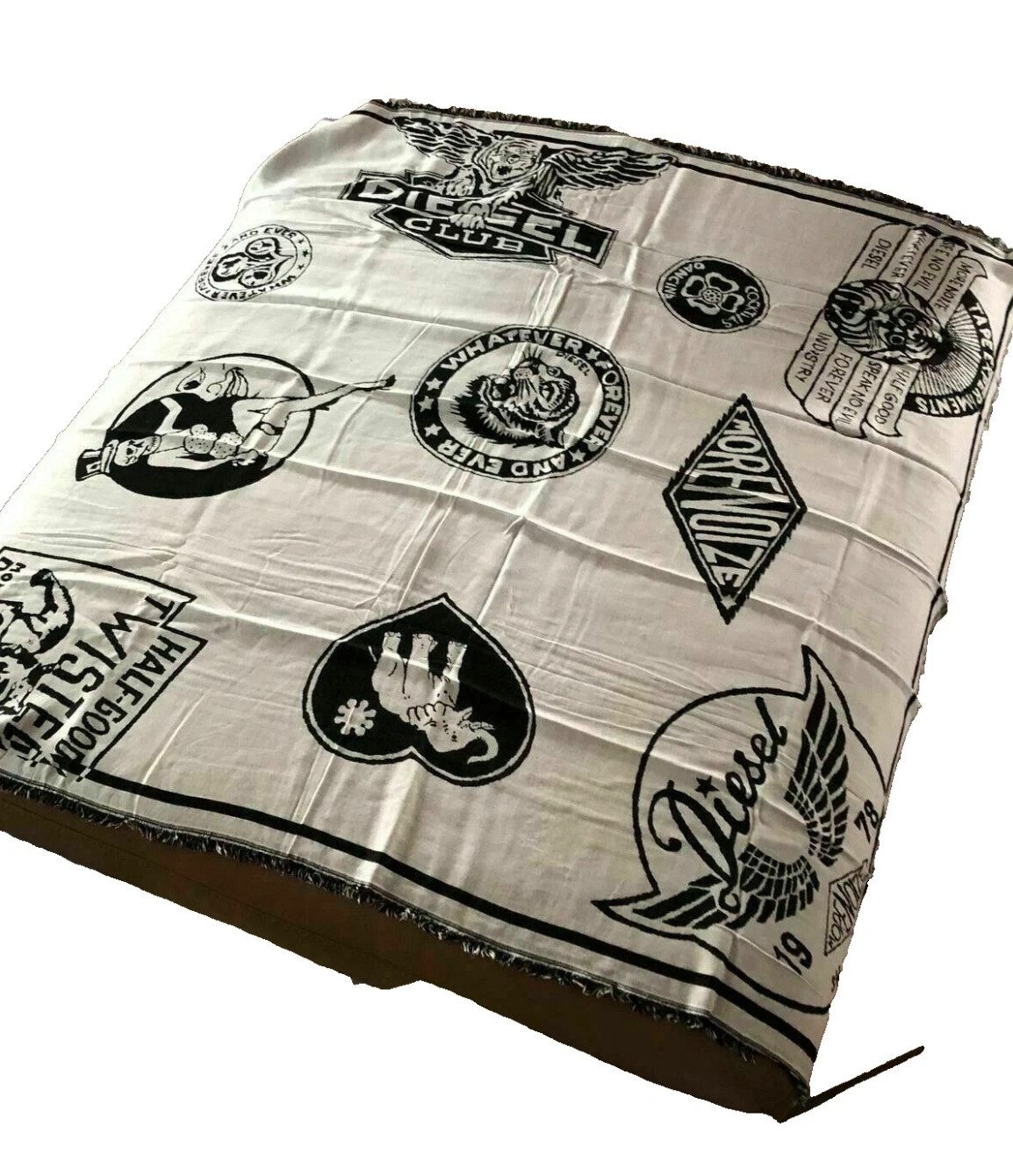 Diesel Schal XXL Halstuch Tuch Stole mit Multi Logo, Ikonischer Vintage-Patchprint mit Club Logo-Motiven