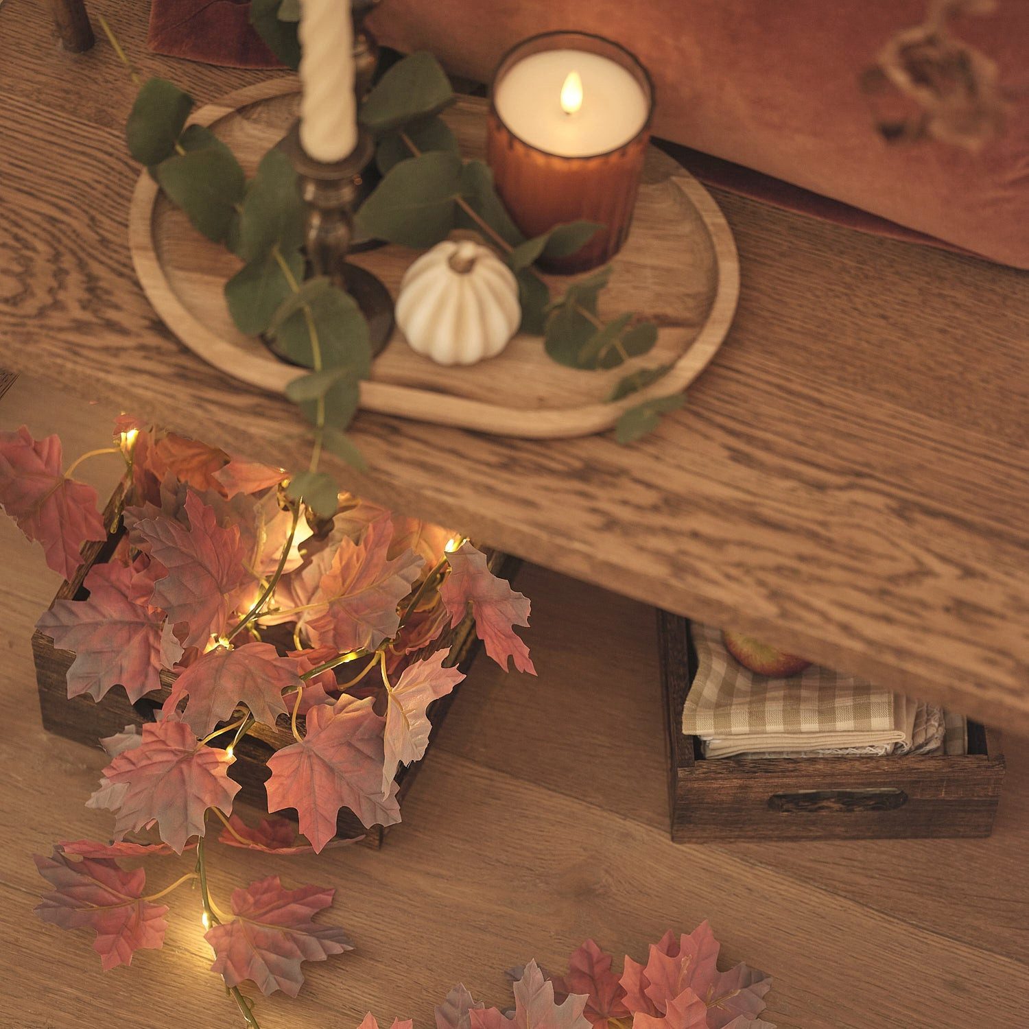 Lights4fun LED-Lichterkette 2,5 m LED-Herbstgirlande mit Ahornblättern & Timer Braun