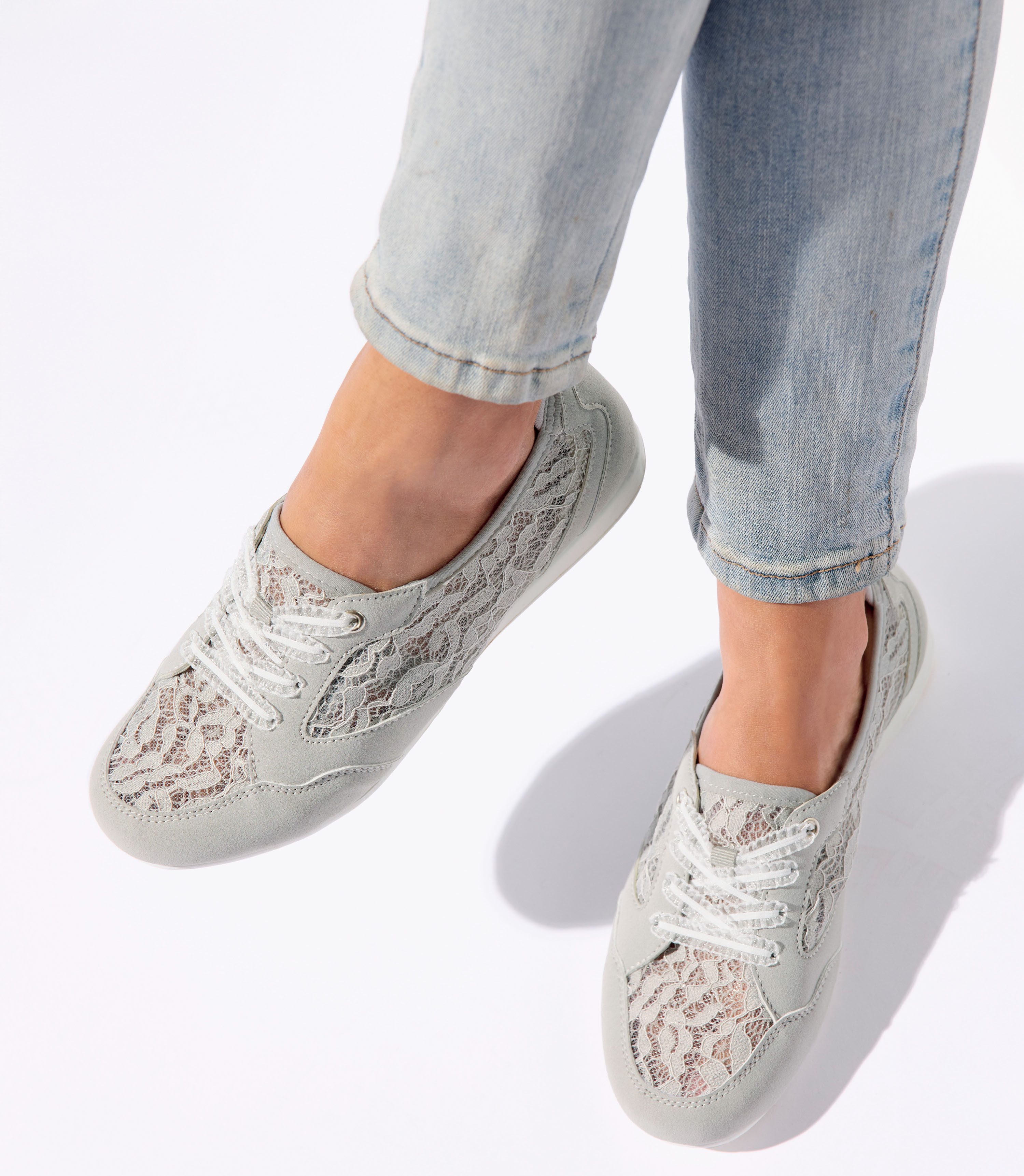 Vivance by Lascana Freizeitschuh, Halbschuh, Ballerina, Slip-On-Sneaker, Sneaker NEU mit eleganten Spitzeneinsätzen VEGAN