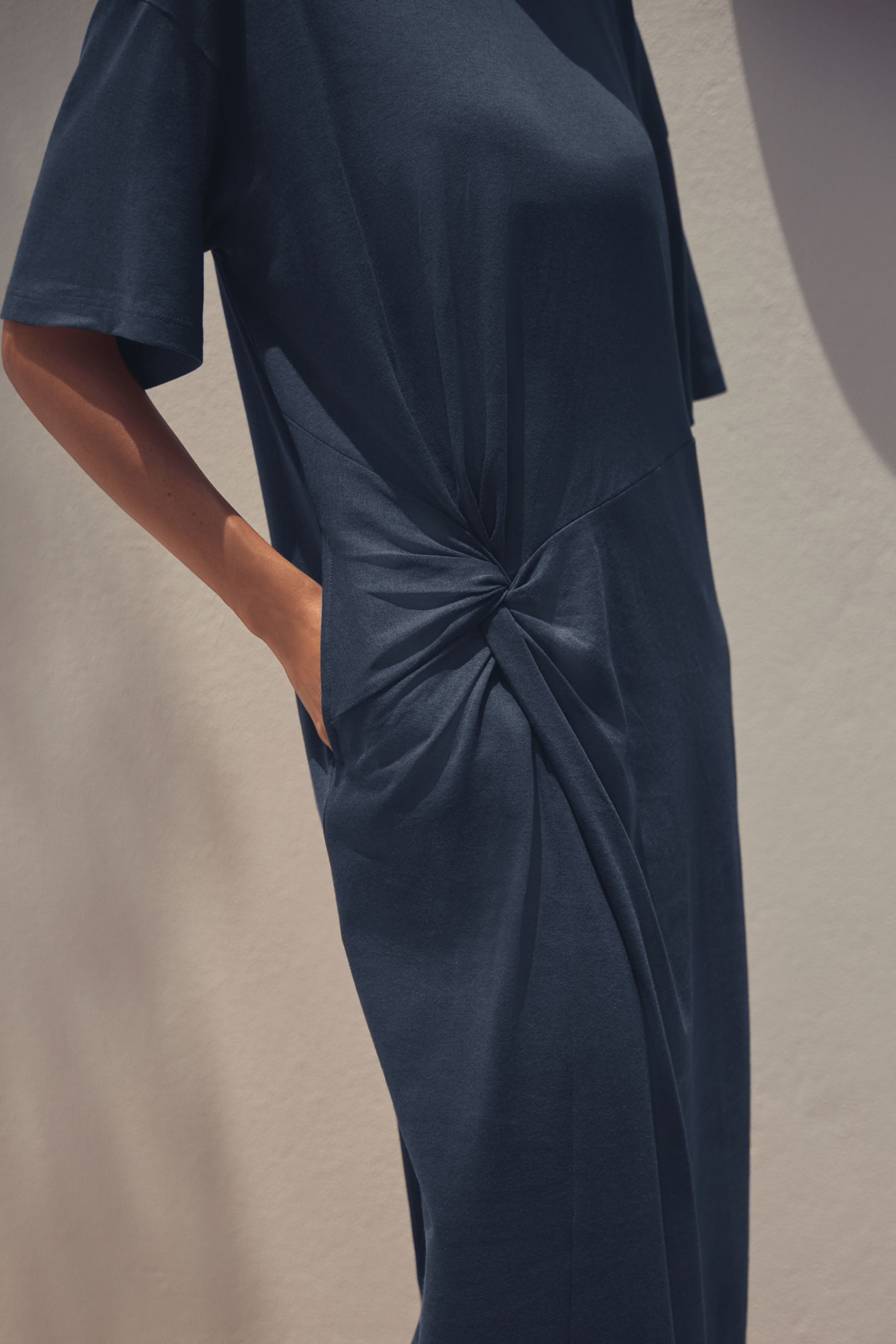 Next Shirtkleid Sommerliches T-Shirtkleid mit Drehung, Kurzgröße (1-tlg)