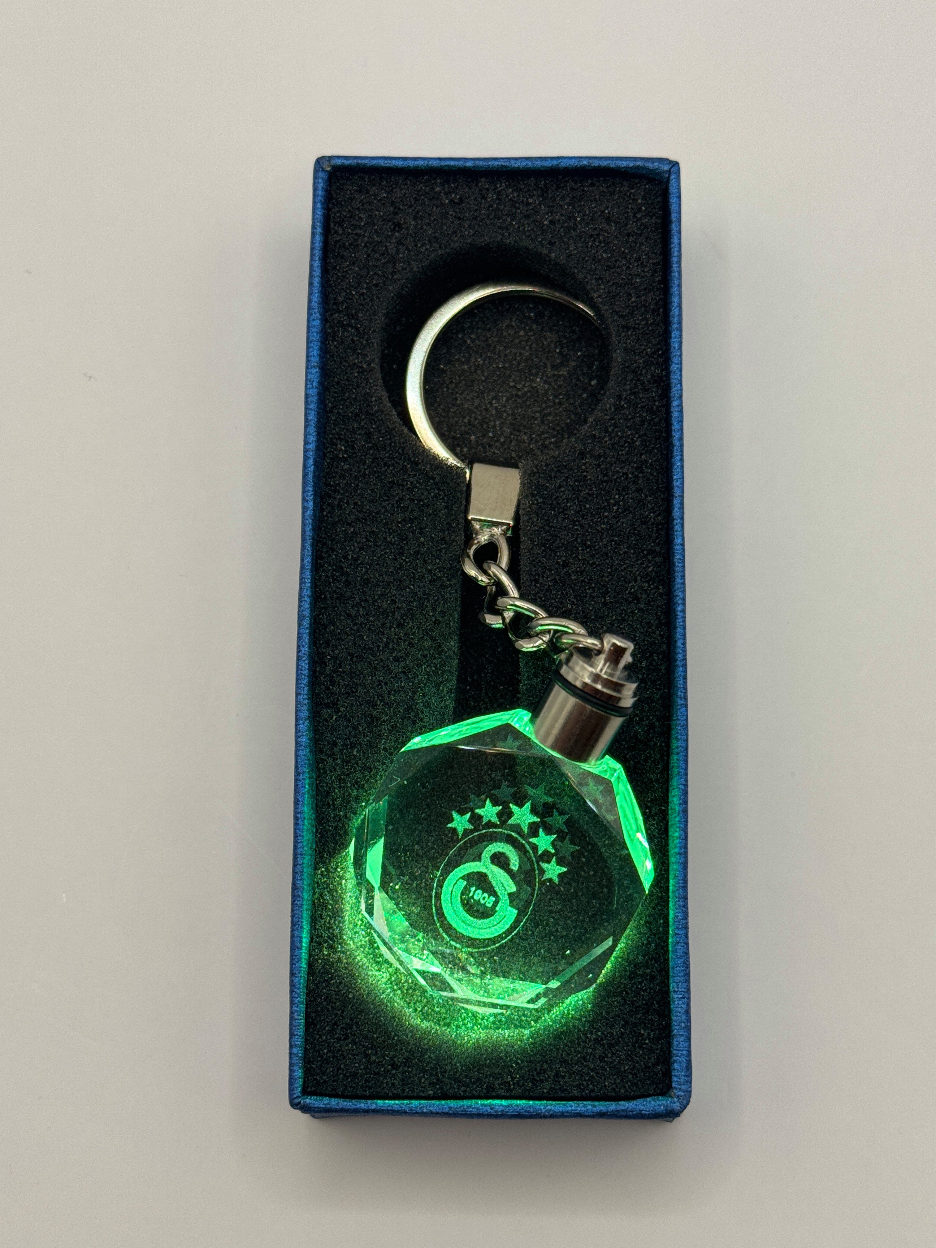 Stelby Schlüsselanhänger mit Gravur Galatasaray 5 Sterne Multicolor Schlüsselanhänger mit Geschenkbox (Perfekt für Geburtstage und Weihnachten, Robustes Glasmaterial, leuchtet in 5 Farben), Farbwechsel, langlebig, modernes Design