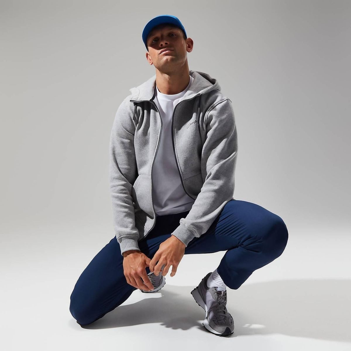Berghaus Fleecejacke Logo Full Zip Hoodie für Herren - Dunkelgrau Bequemer Hoodie mit Kapuze und Kängurutasche für Abenteuer und Alltag.