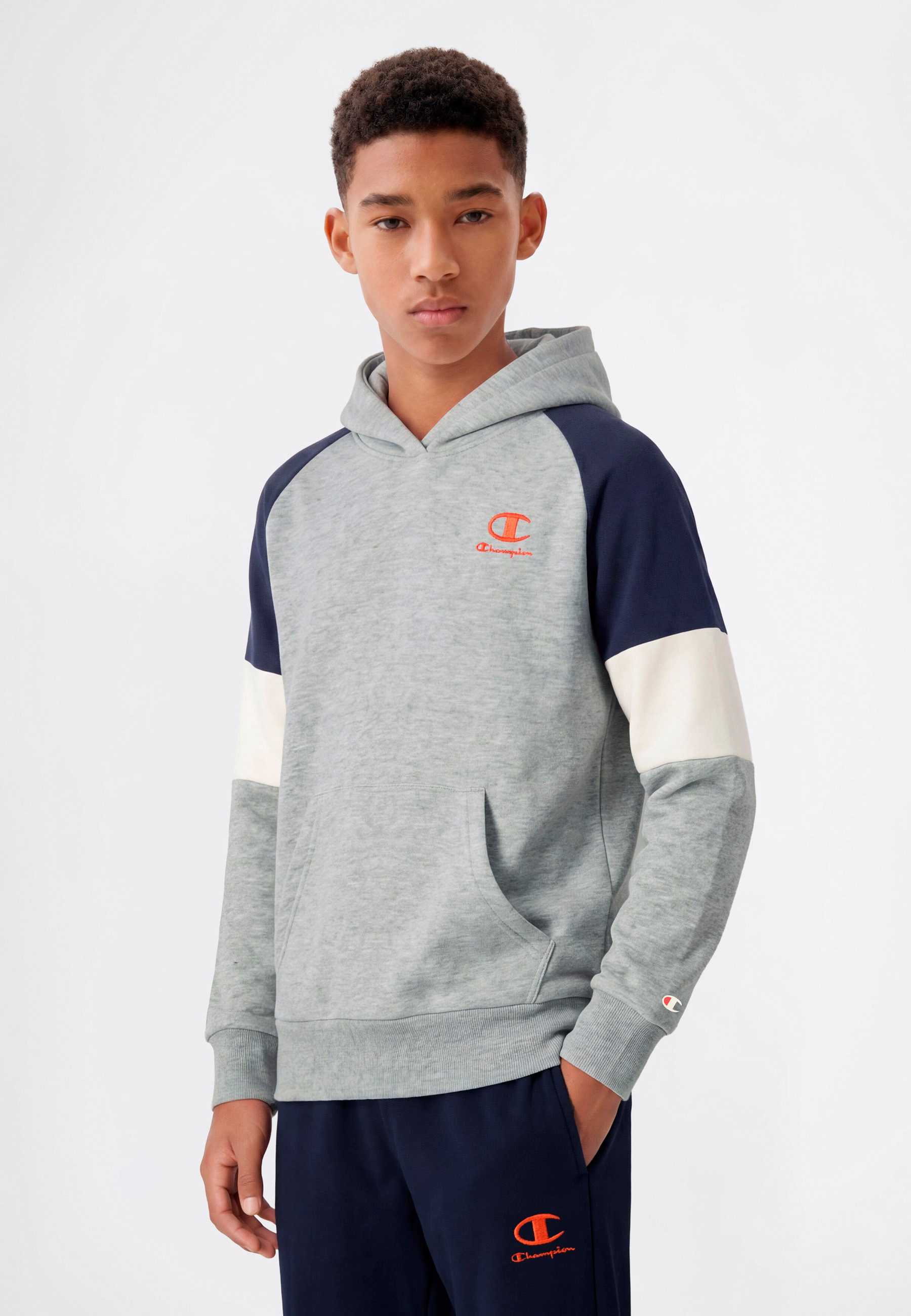 Champion Kapuzensweatshirt SPORTWEAR HOODIE Standard Fit mit Langarm-Design, aus Baumwolle und Polyester