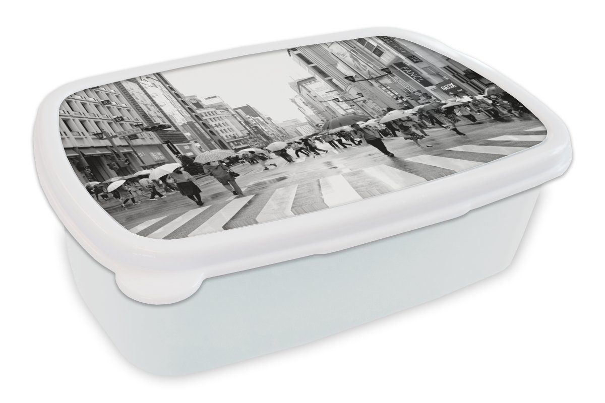 MuchoWow Lunchbox Ginza im Regen schwarz-weiß Foto, Kunststoff, (2-tlg), Brotbox für Kinder und Erwachsene, Brotdose, für Jungs und Mädchen