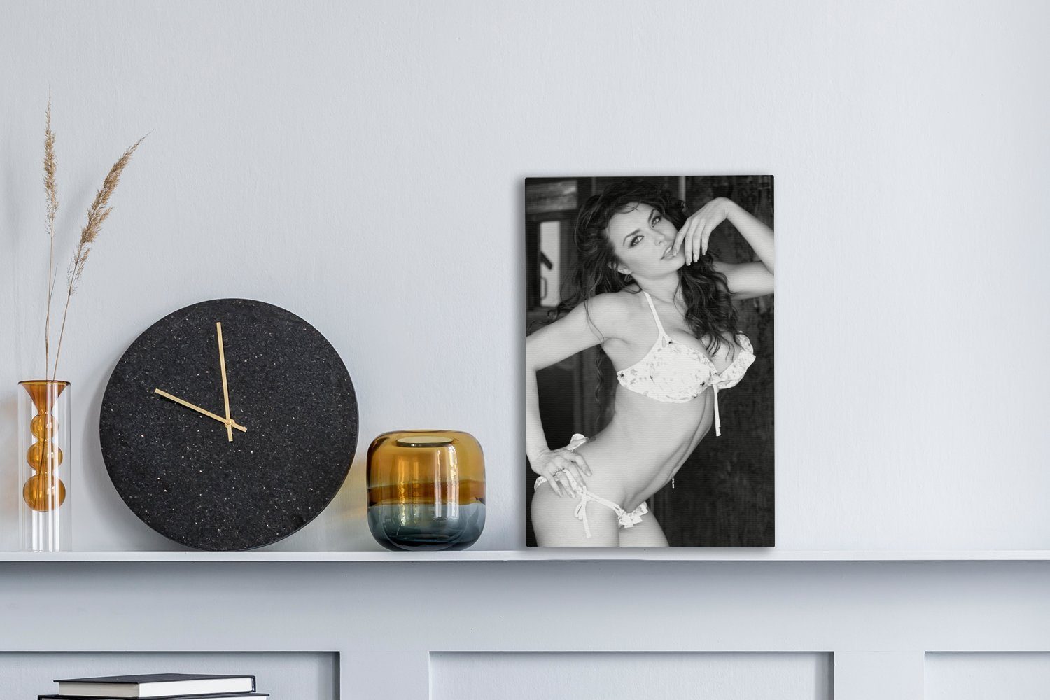OneMillionCanvasses® Leinwandbild inkl. schwarz Leinwandbild mit (1 - und Gemälde, bespannt St), 20x30 Eine weiß, Zackenaufhänger, cm fertig Frau Bikini