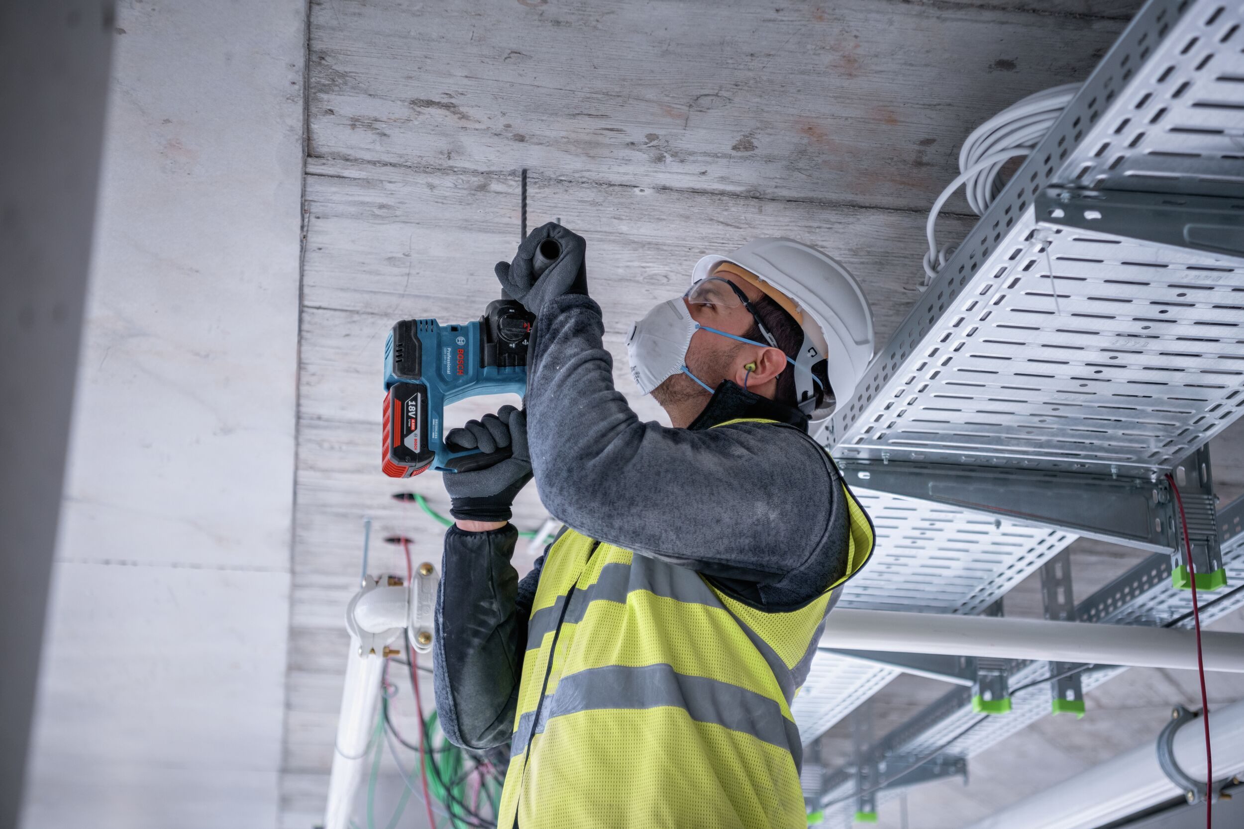 BOSCH Akku-Kombibohrhammer GBH 18V-22, 18 V, max. 1050 U/min, Bohrhammer mit SDS plus & GDE 18V-12 & 2 x 4 Ah Akku - in L-BOXX 238 – Bild 5 von 5