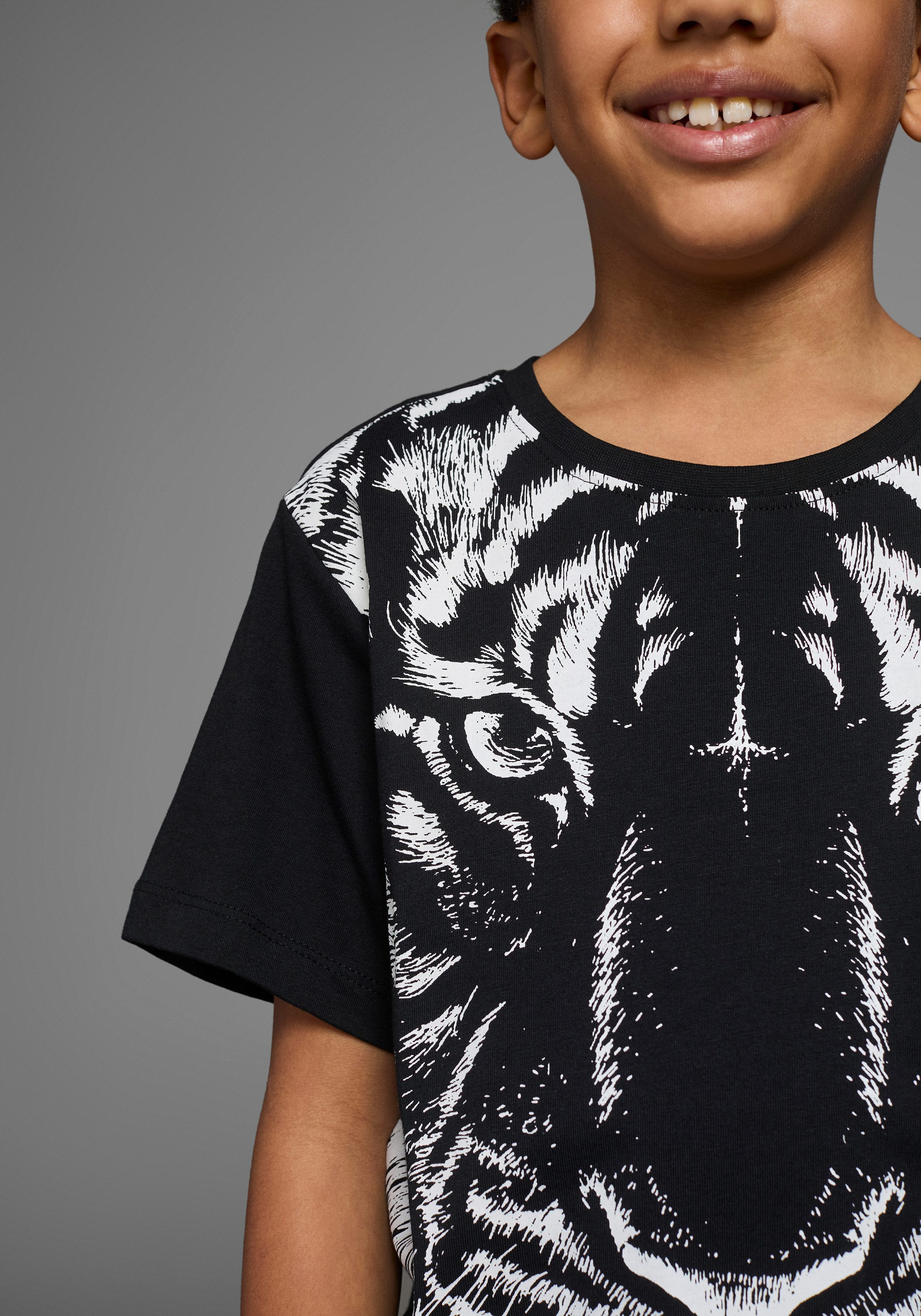 KIDSWORLD T-Shirt Mit großem Druck: WHITE TIGER Kurzarm, Basic-Passform, bedruckt, Rundhalsausschnitt