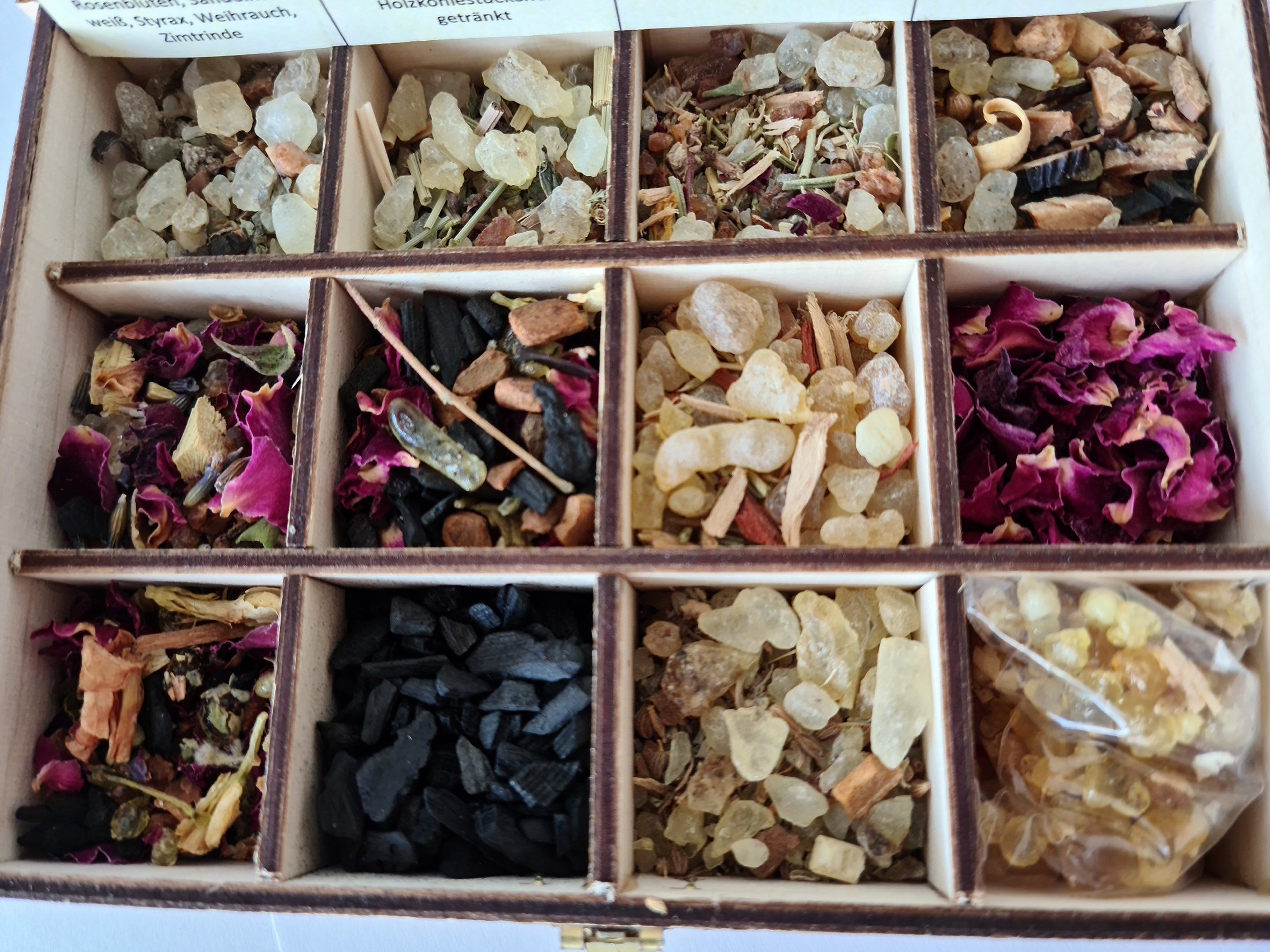 Heilkräuter Manufaktur Räucherstäbchen Räucherbox Geschenkbox mit 12 Sorten Räuchermischungen 14 x 10 x 4 cm