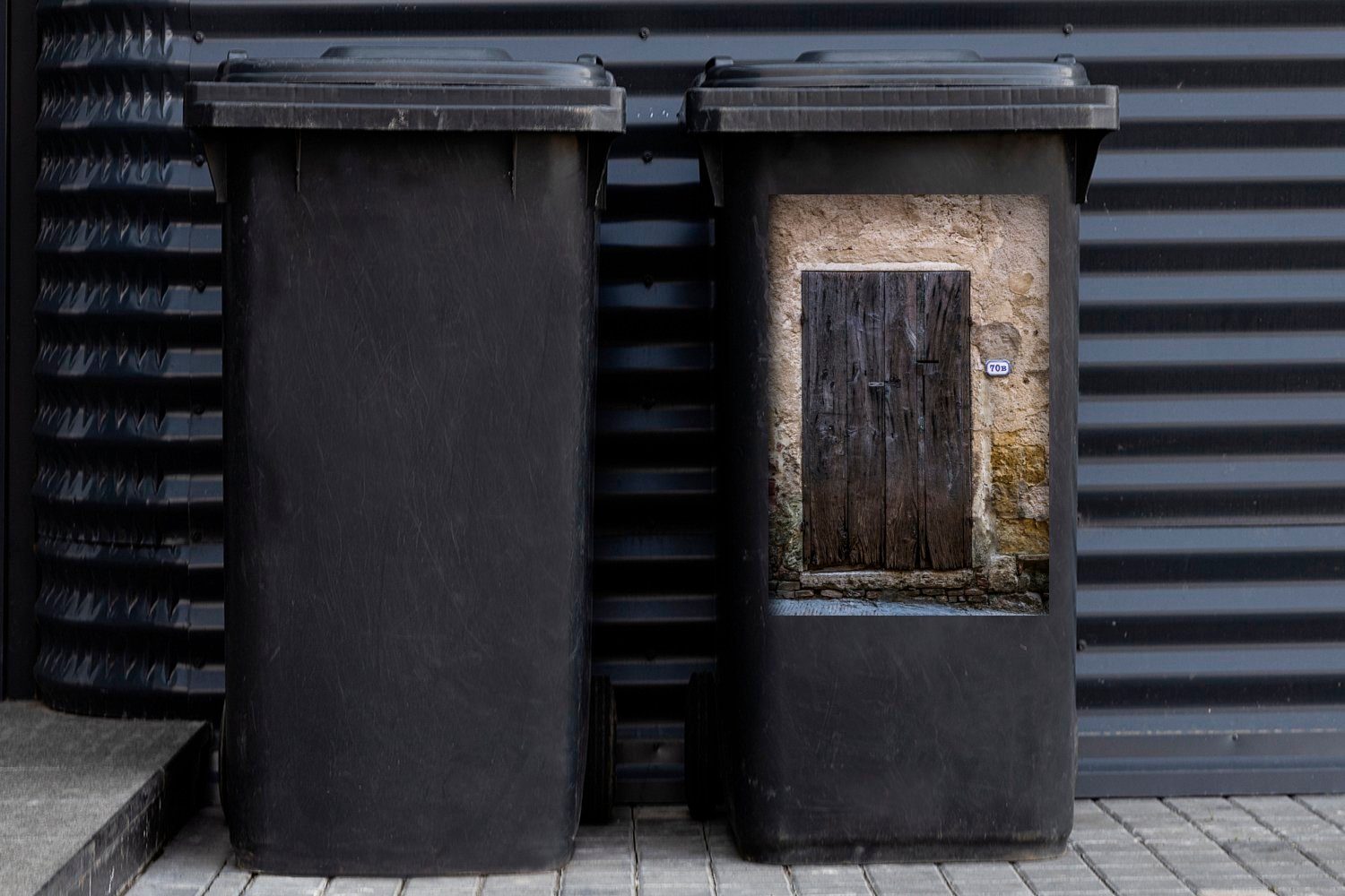 der MuchoWow italienischen Nähe der Sticker, St), in in Mauer (1 Wandsticker Mülleimer-aufkleber, Container, einer Holztür Eine alte Abfalbehälter alten Mülltonne,