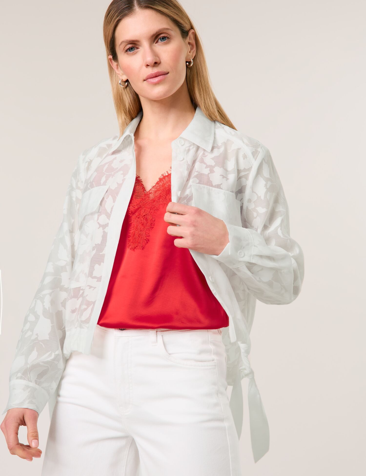 Taifun Longblazer – Transparente Hemdbluse mit floralem Muster