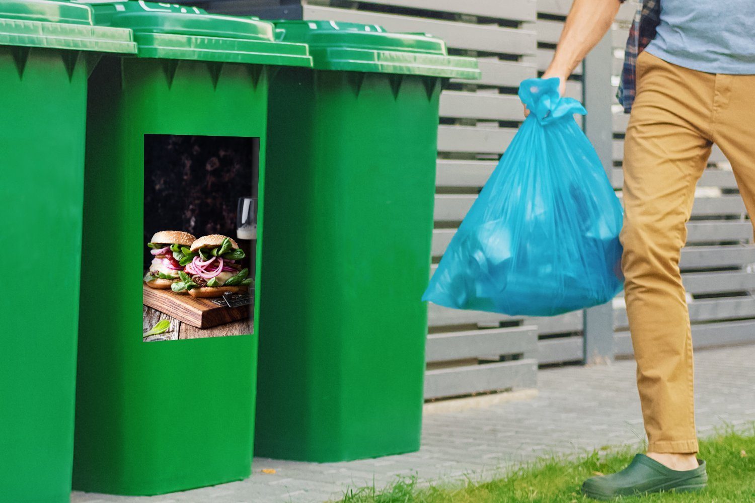 Wandsticker Hamburger Abfalbehälter Mülltonne, Sticker, Mülleimer-aufkleber, Container, (1 schwarzen Hintergrund einem auf einem MuchoWow St), vor Schneidebrett