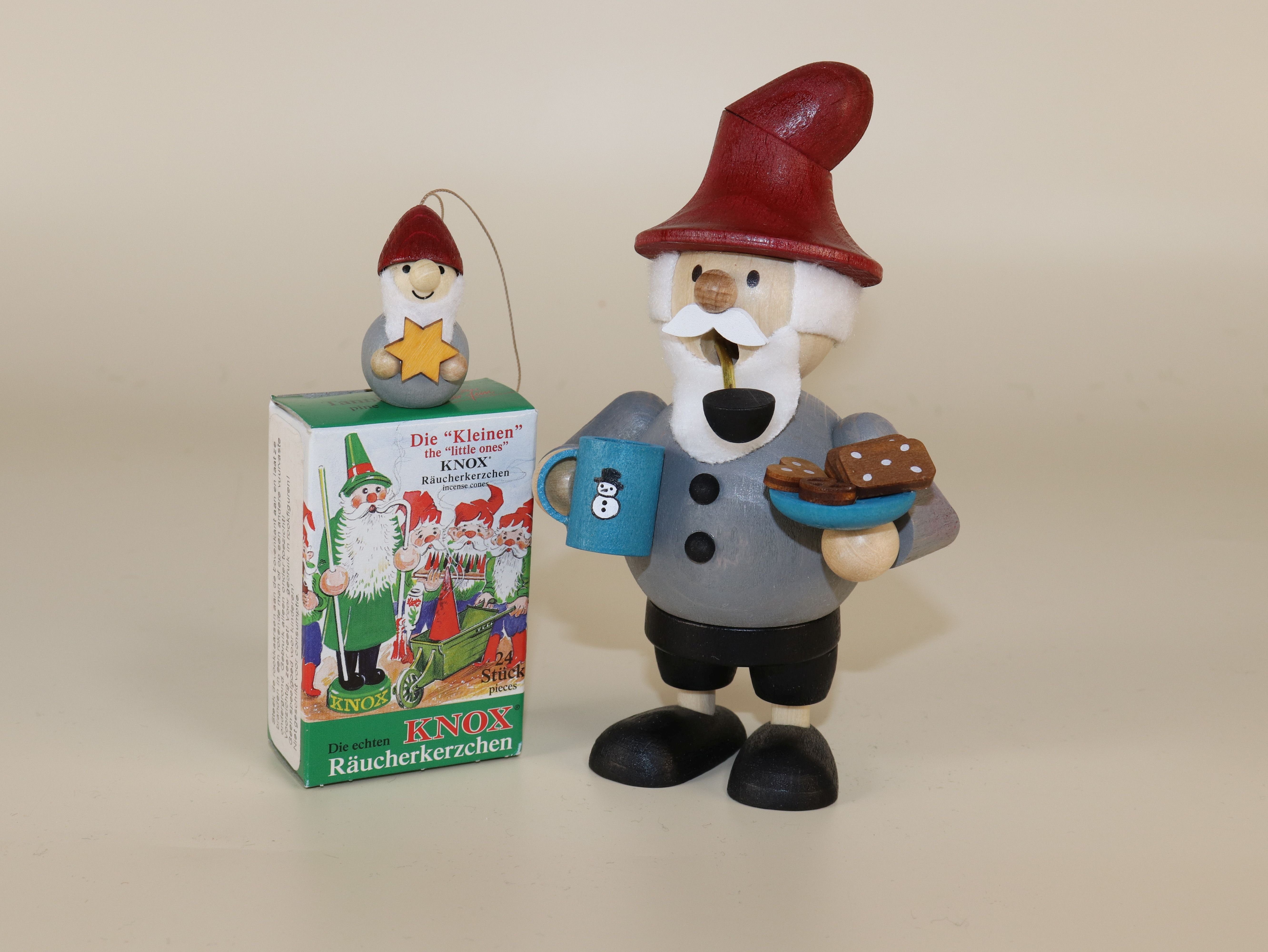 Ullrich Kunsthandwerk Räuchermännchen Geschenkset Mini-Räuchermann "Wichtel mit Tasse und Keksen" 1