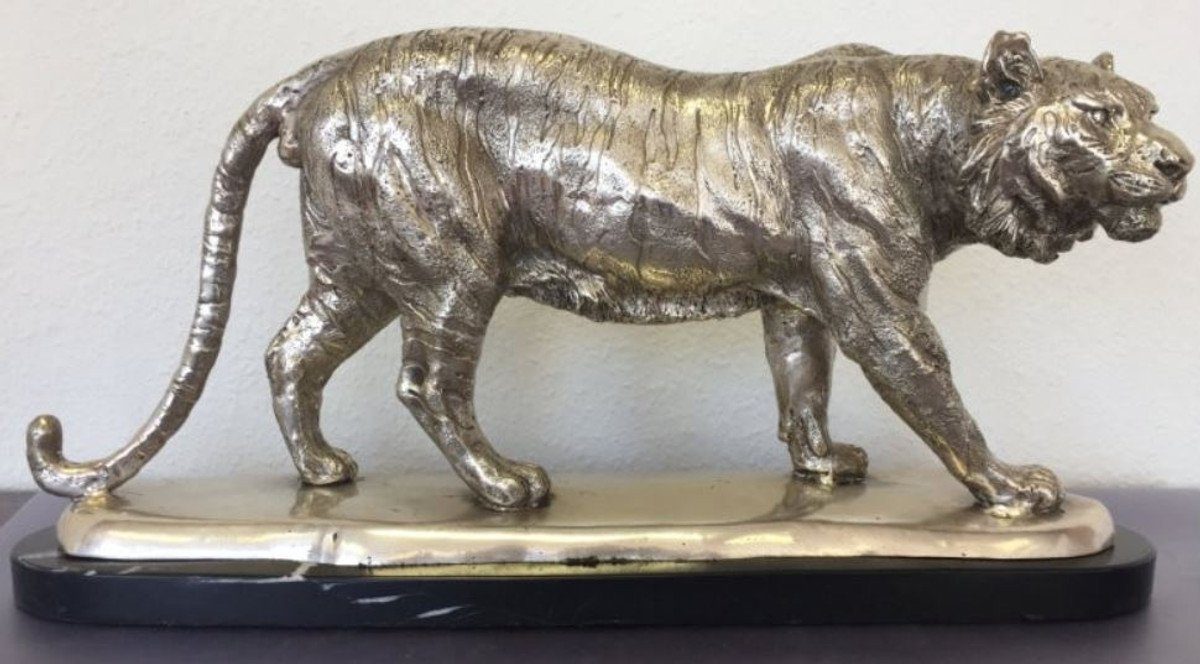 Casa Padrino Dekofigur Bronzefigur Tiger auf Marmorsockel Silber / Schwarz 48 x 14 x H. 25 cm - Luxus Deko Figur
