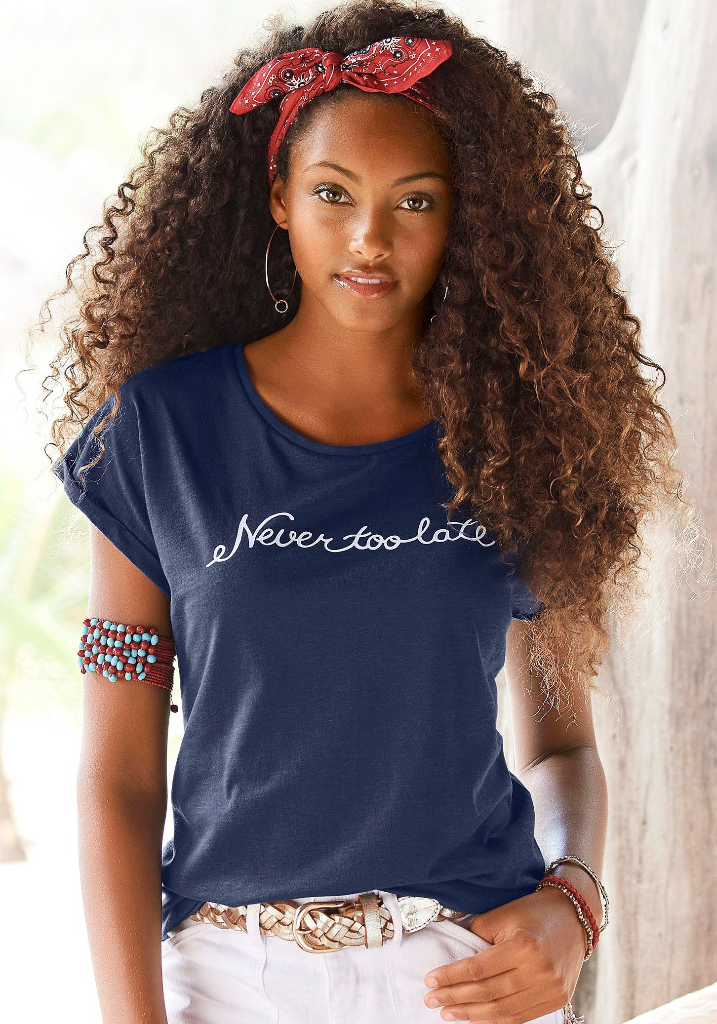 Beachtime T-Shirt mit modischem Sprüche Frontdruck "Never too late"