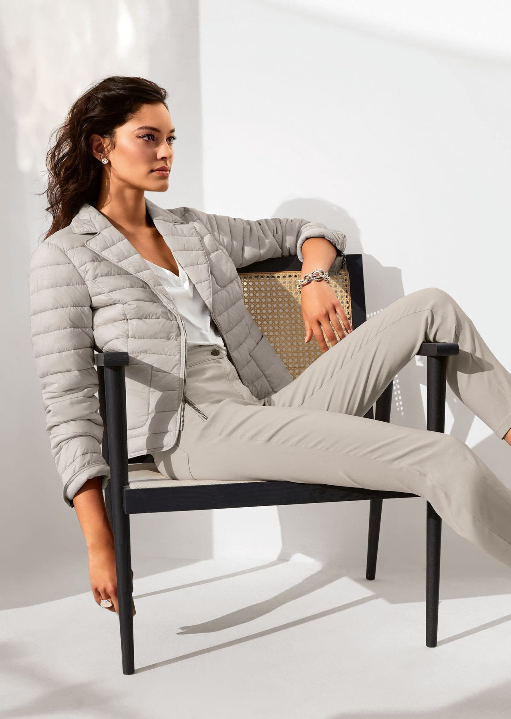 MADELEINE Steppjacke Wattierte Damenjacke mit sportivem Touch Taillierte Jacke mit Reverskragen, Zweiwege-Reißverschluss