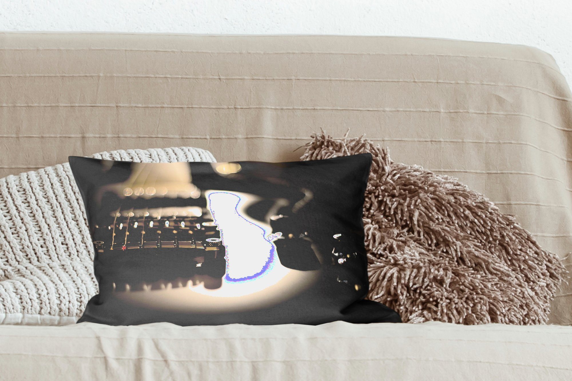 Zierkissen, Schlafzimmer MuchoWow schwarzen einer Nahaufnahme mit Füllung, Dekokissen Dekokissen E-Gitarre, Dekoration, Wohzimmer