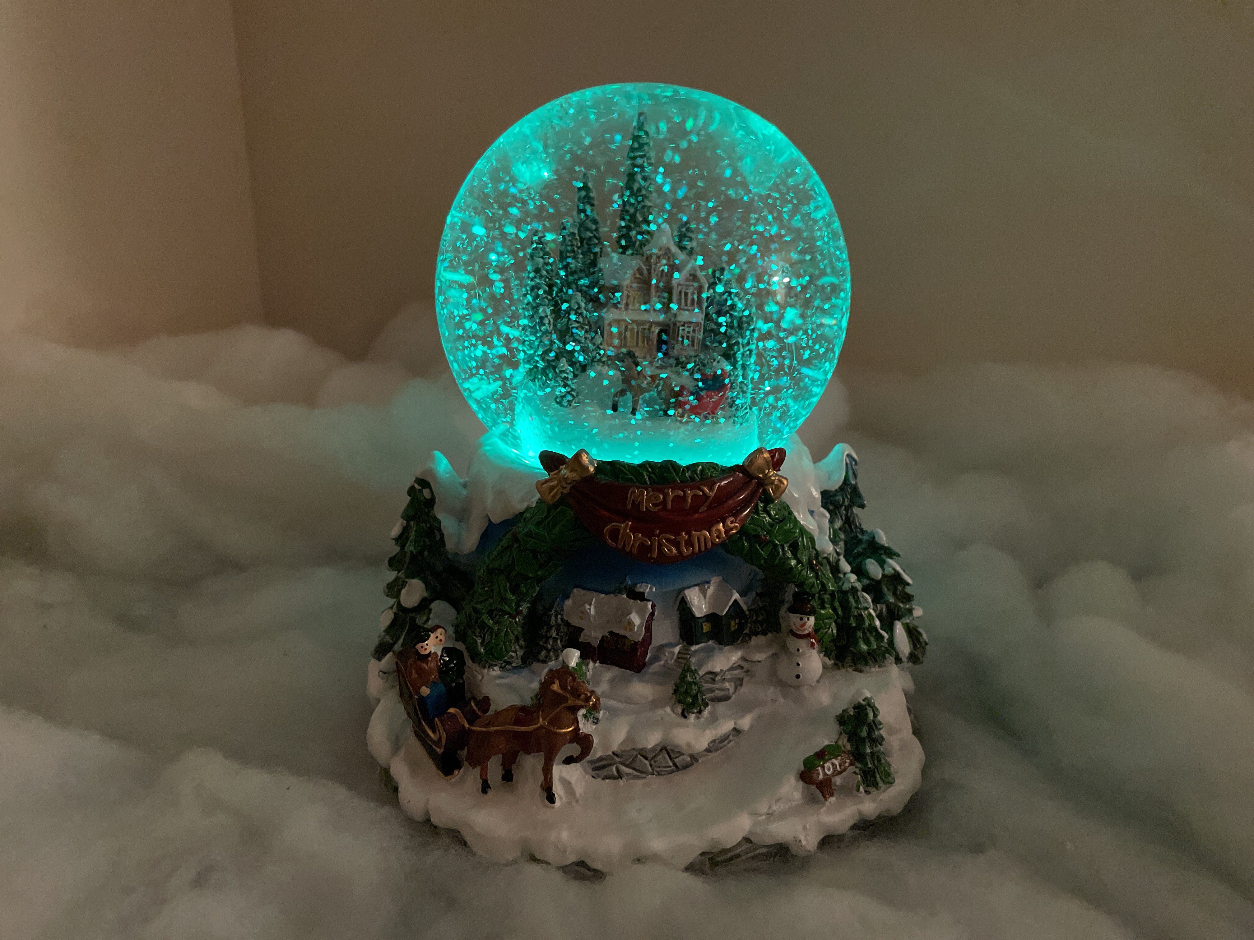 e4fun Weihnachtsdorf Schneekugel Musik mit und LED Schneefall Beleuchtung