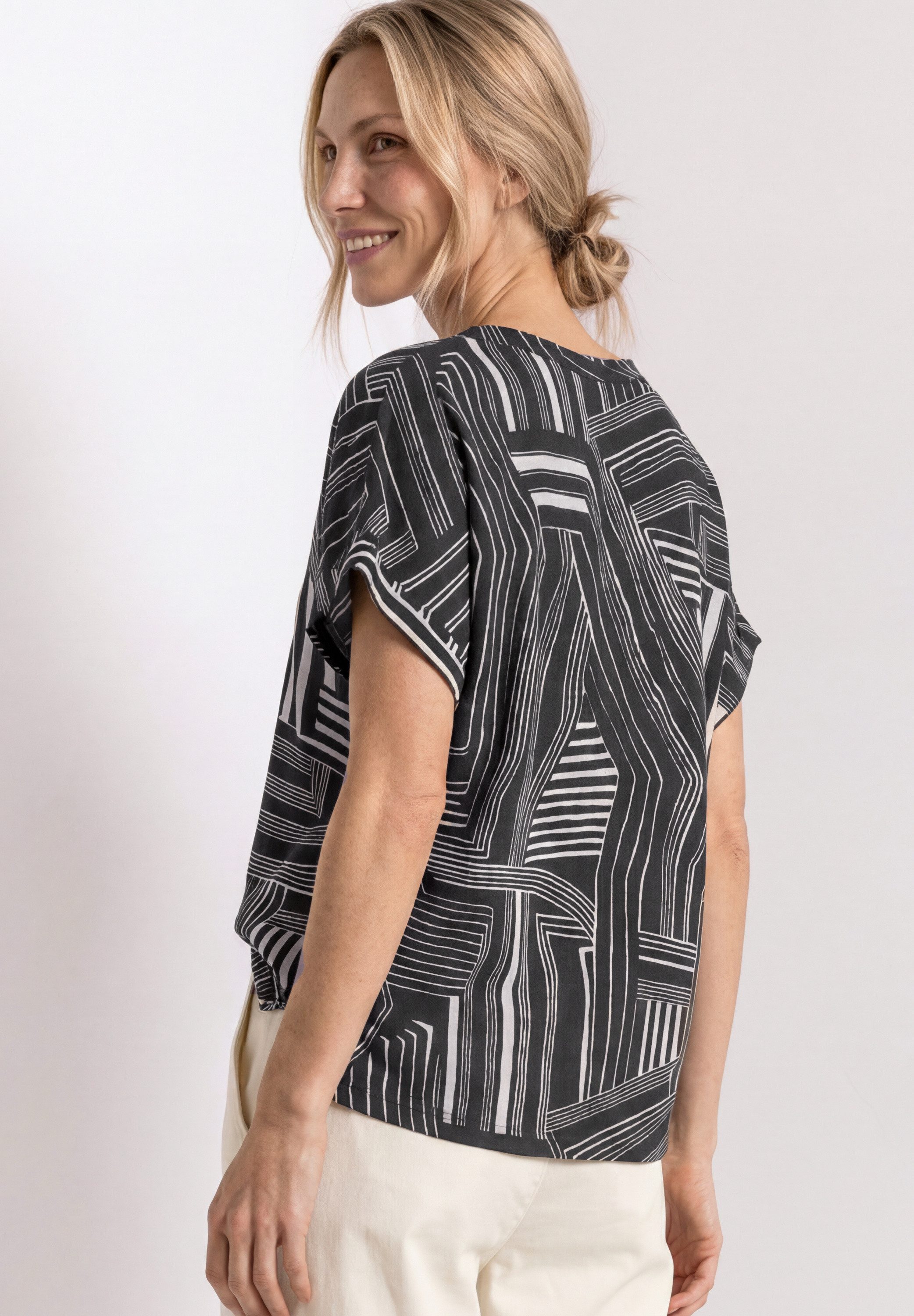 STREET ONE Kurzarmshirt Sommerbluse im Tunika-Look und mit grafischem Muster
