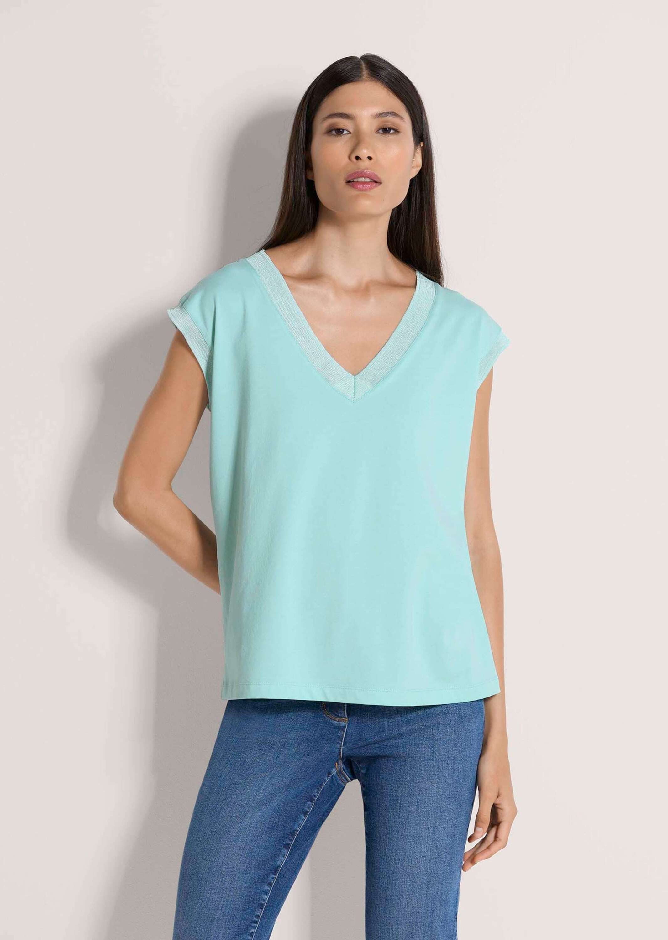 MADELEINE Kurzarmshirt Sommershirt mit Rippenbändern Basicshirt mit V-Ausschnitt, breiten Rippenbändern und Kurzarm