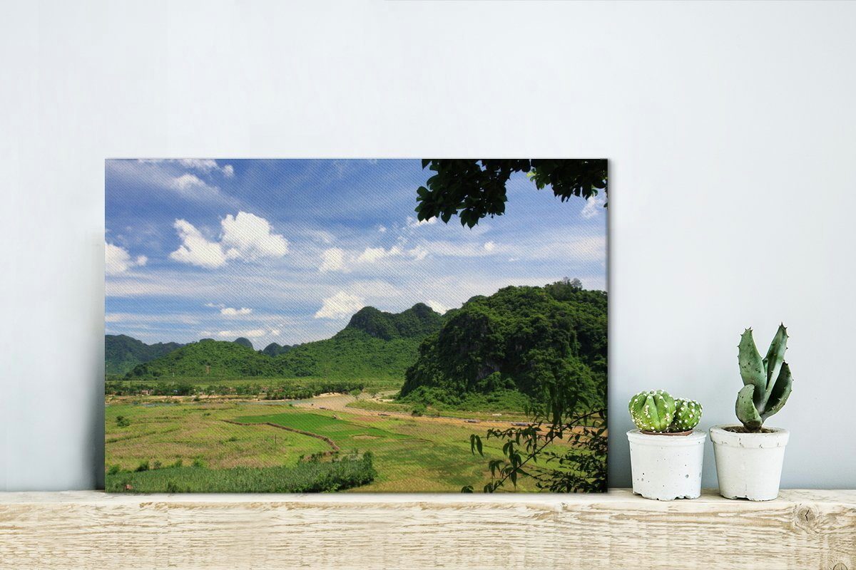 OneMillionCanvasses® Leinwandbild Eine weite Ebene in St), Vietnam, im Bạch cm Mã-Nationalpark 30x20 Leinwandbilder, (1 Wandbild Aufhängefertig, Wanddeko