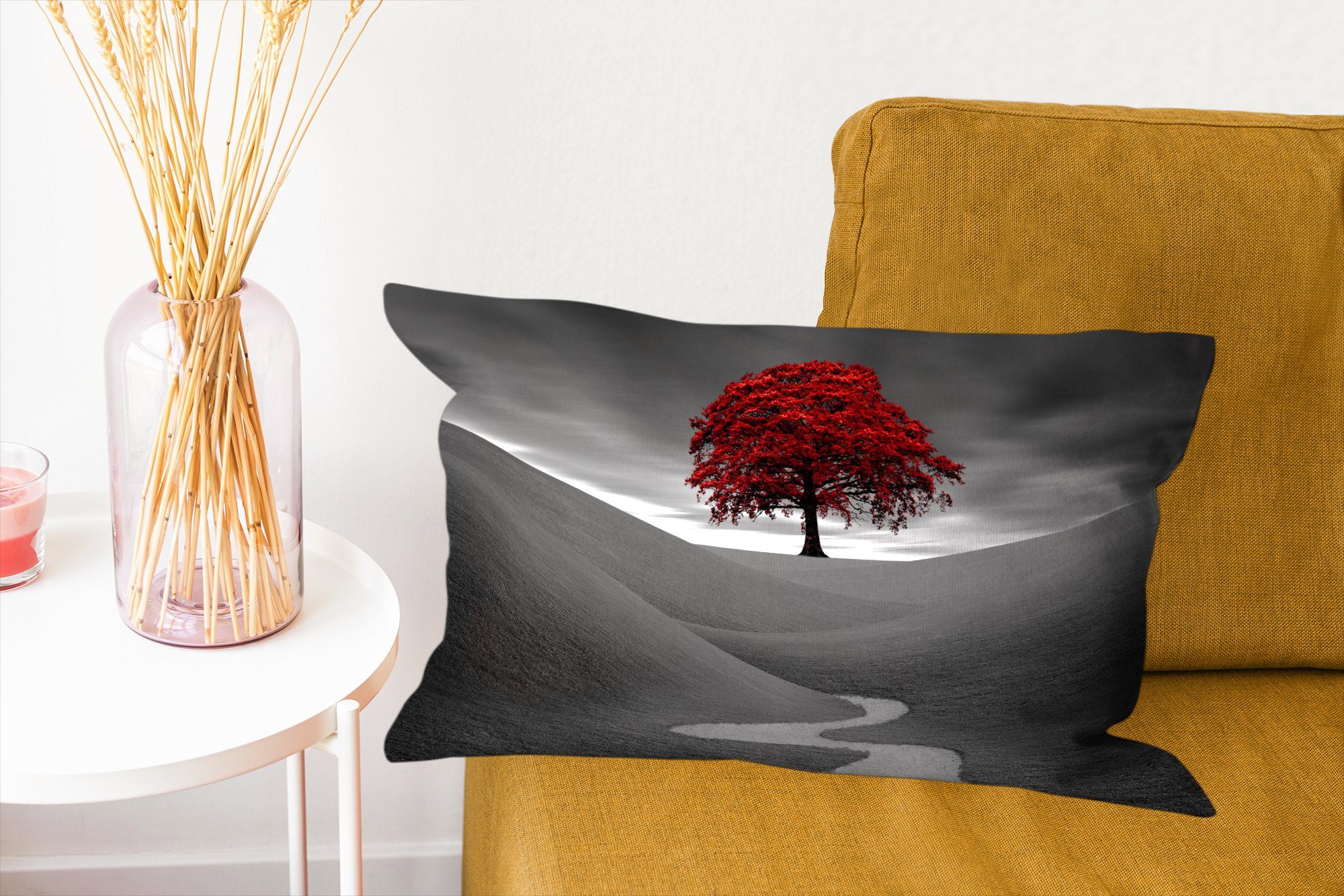 roten Wohzimmer Schwarz-Weiß-Foto Zierkissen, Baum, einem Dekokissen MuchoWow Dekoration, Füllung, mit mit Schlafzimmer Dekokissen