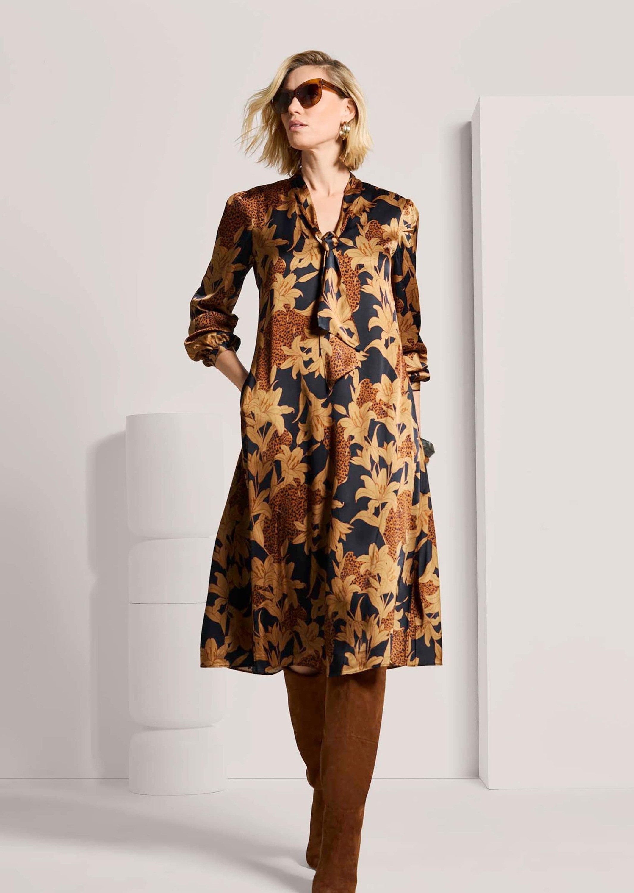 MADELEINE Midikleid Schluppenkleid mit Blütenprint V-Ausschnitt, schwingender Rock & seitliche Eingrifftaschen