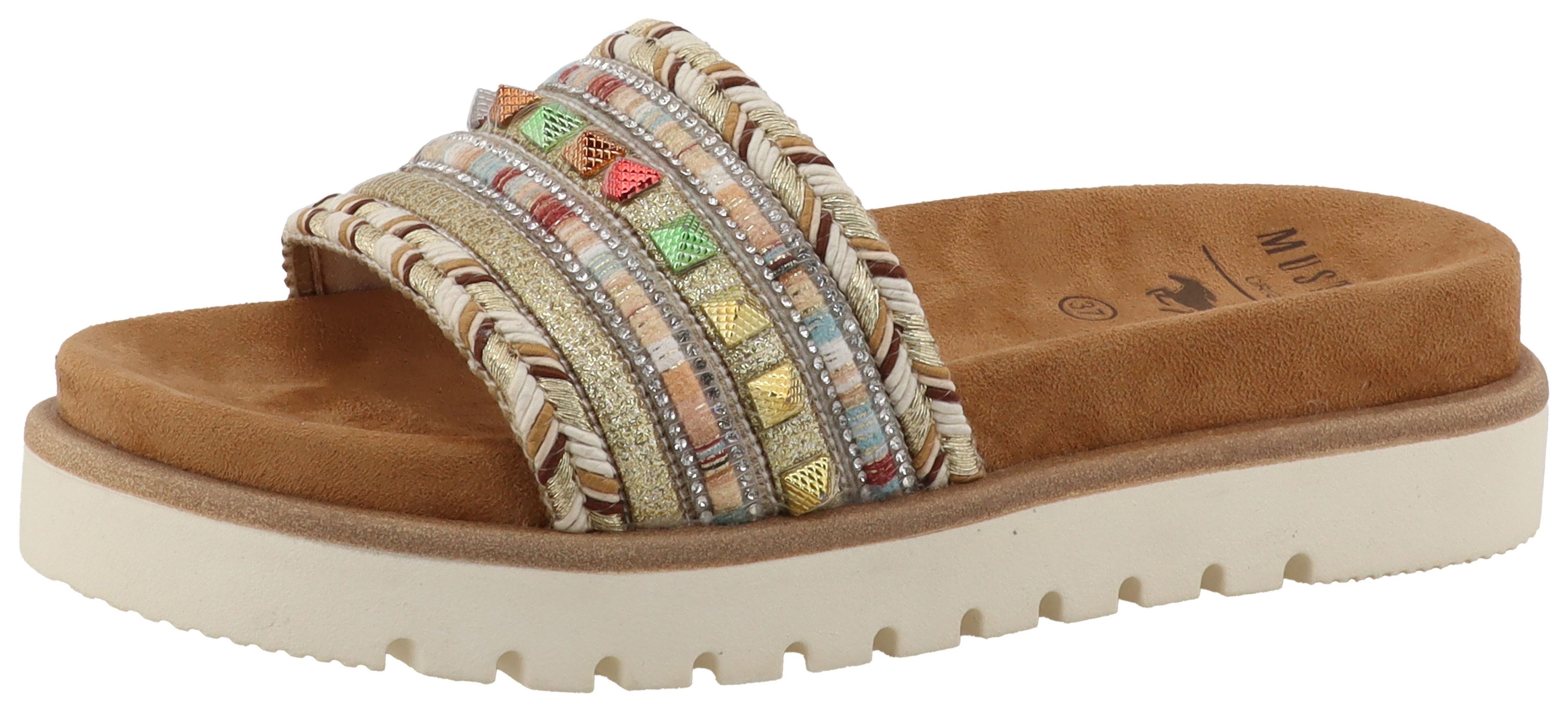 Mustang Shoes Malina Pantolette Sommerschuh, Schlupfschuh mit Flechtungen und bunten Nieten