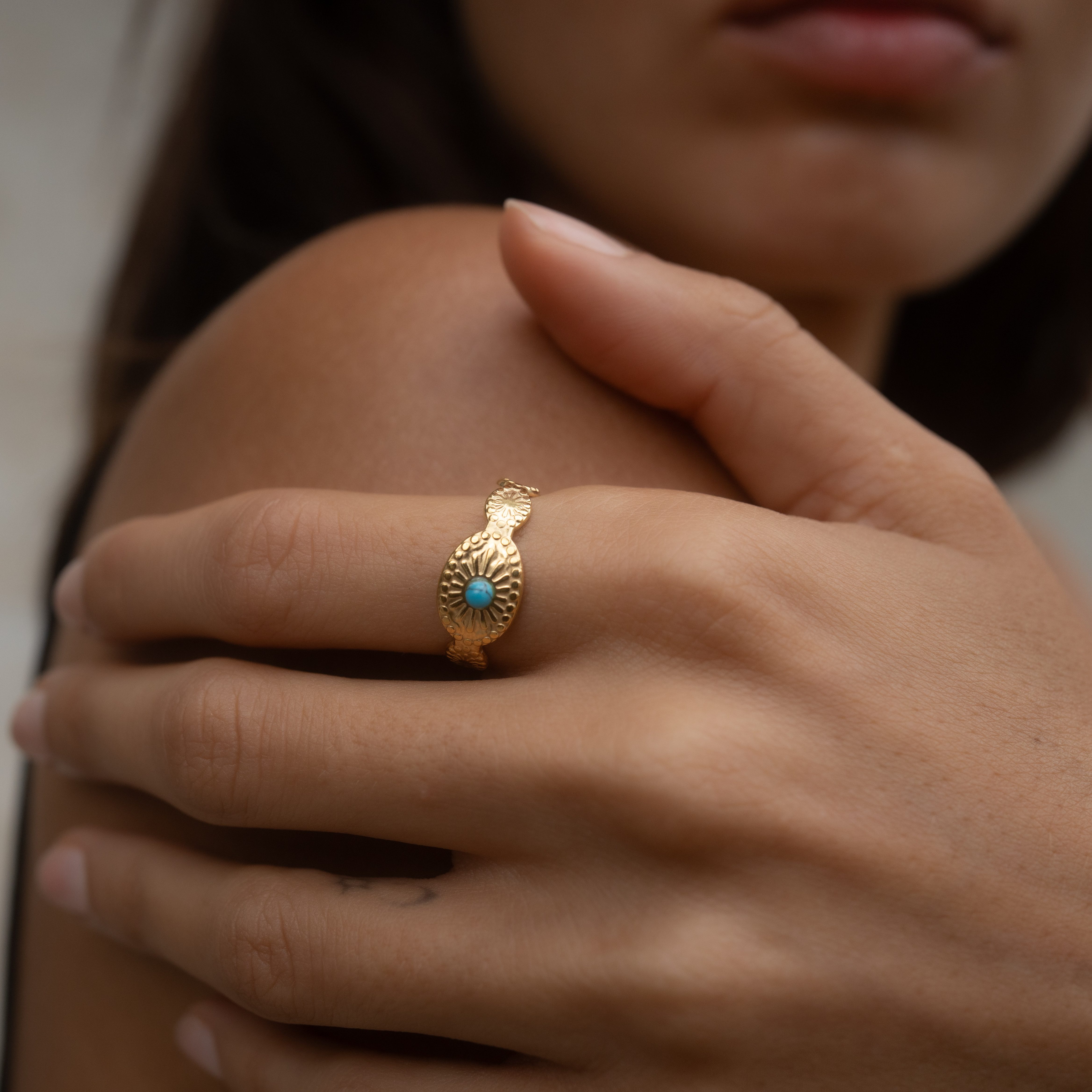 Made by Nami Goldring Damen Ring goldfarben Sonnenoptik mit türkisem Stein günstig online kaufen