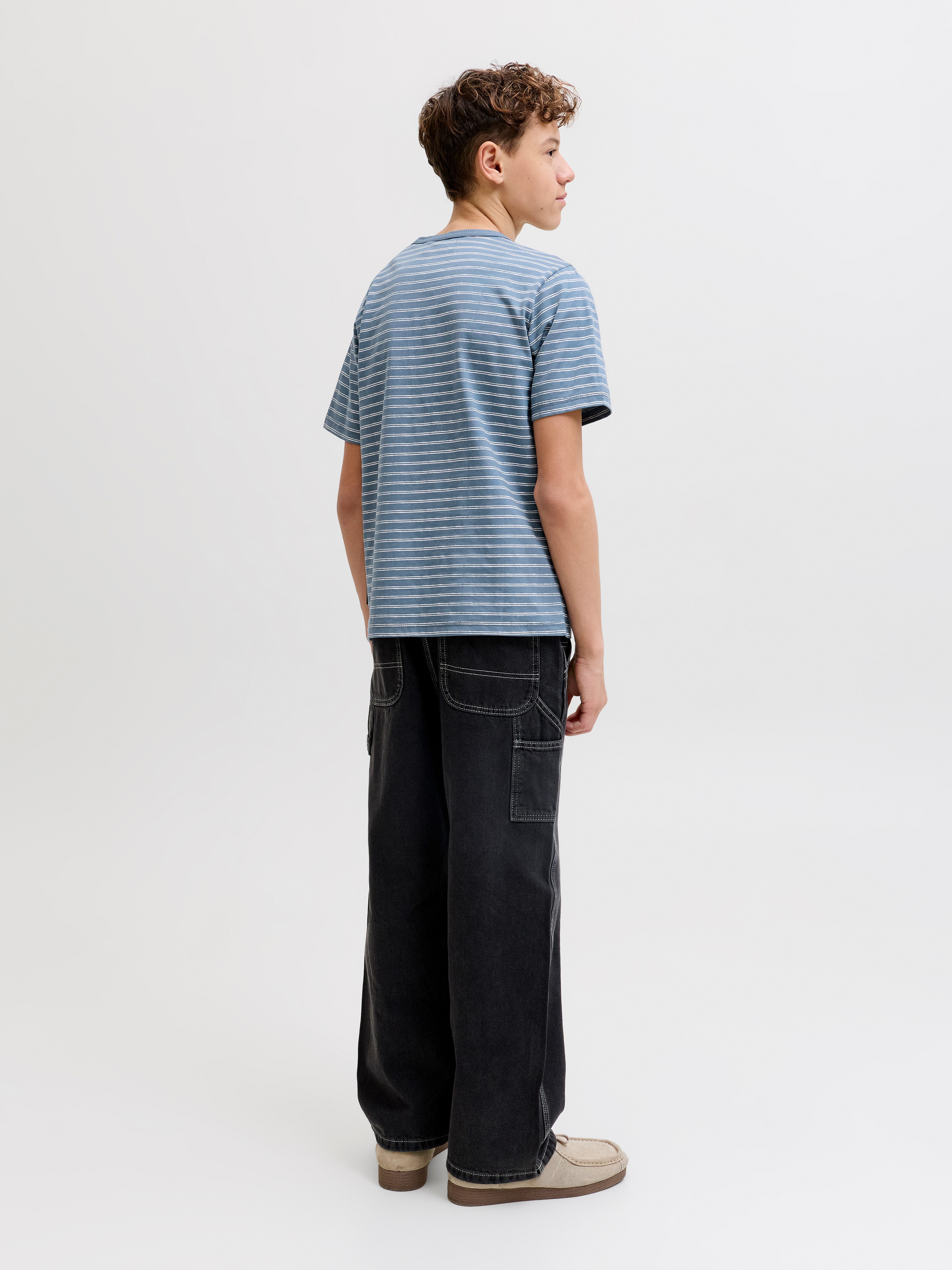 Jack & Jones Junior T-Shirt JJDEVIN DAYTONA STRIPED TEE SS CN JNR mit dezenter Logostickerei – Bild 4 von 5