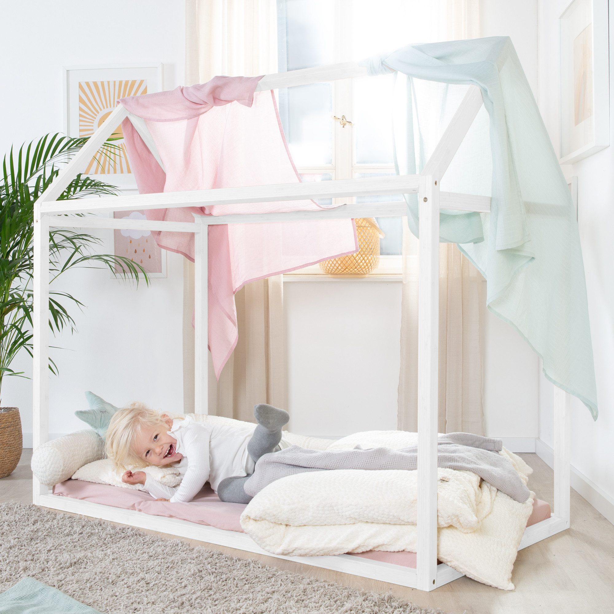roba® Kinderbett Hausbett - nach Montessori Prinzip - FSC zertifiziertes Massivholz, Hausbett - Babybett zum Spielen, Lesen & Kuscheln - Weiß lackiert