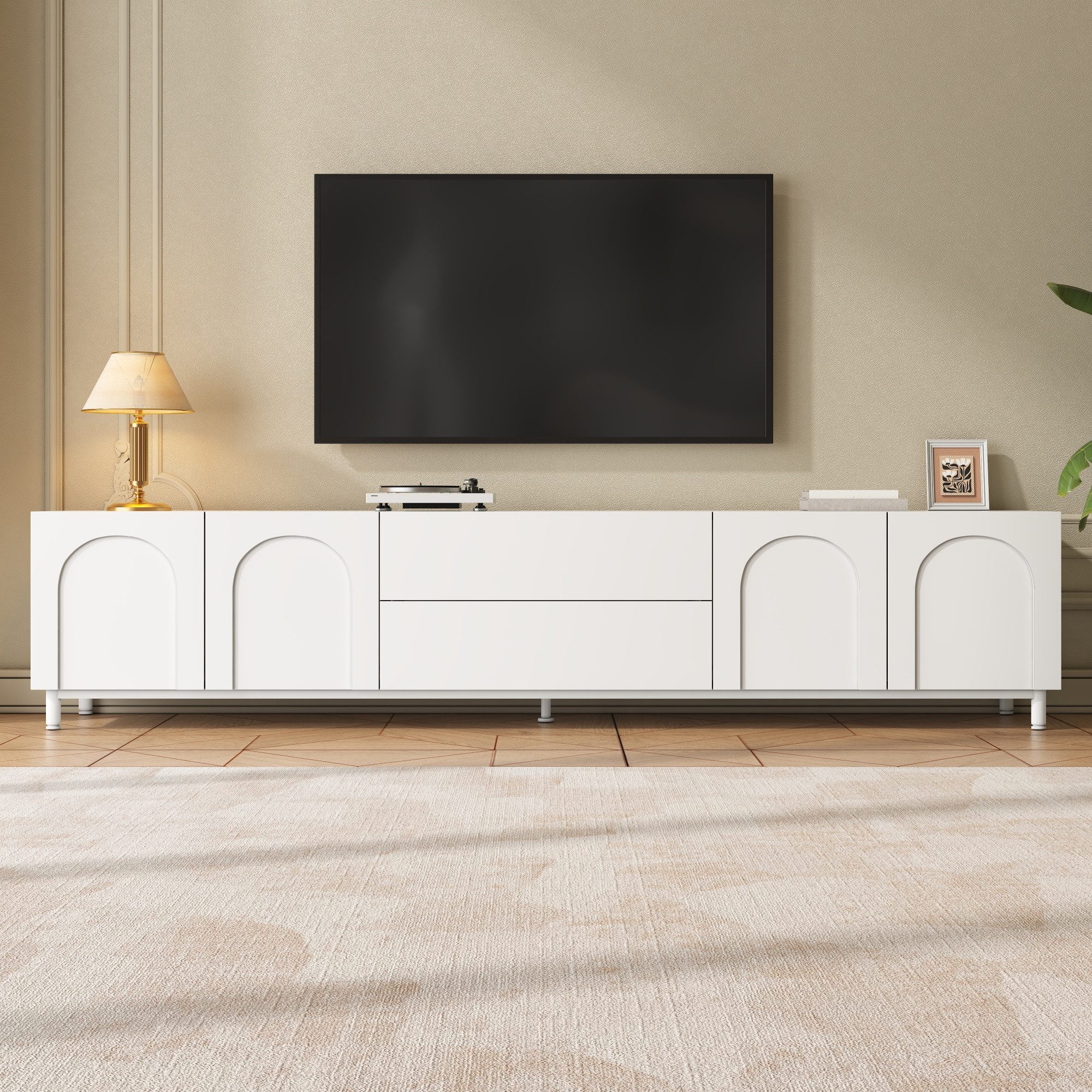 HAUSS SPOLE TV-Schrank Fernsehschrank mit Schubladen und Stahlrohr-Füße,Lowboard in Weiß (Wohnzimmer-TV-Möbel mit Türen und Kabeldurchführungen für Wohnzimmer unterschiedlicher Wohnungsgrößen) Medienkonsole mit 4 Schwenktüren und Stahlrohr-Füße