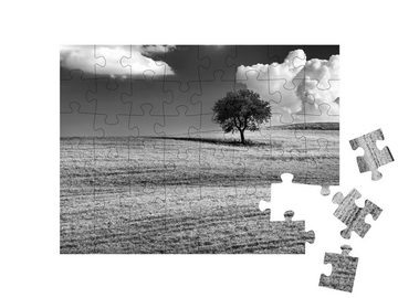 puzzleYOU Puzzle Einsamer Baum auf einem Hügel, schwarz-weiß, 48 Puzzleteile, puzzleYOU-Kollektionen Fotokunst