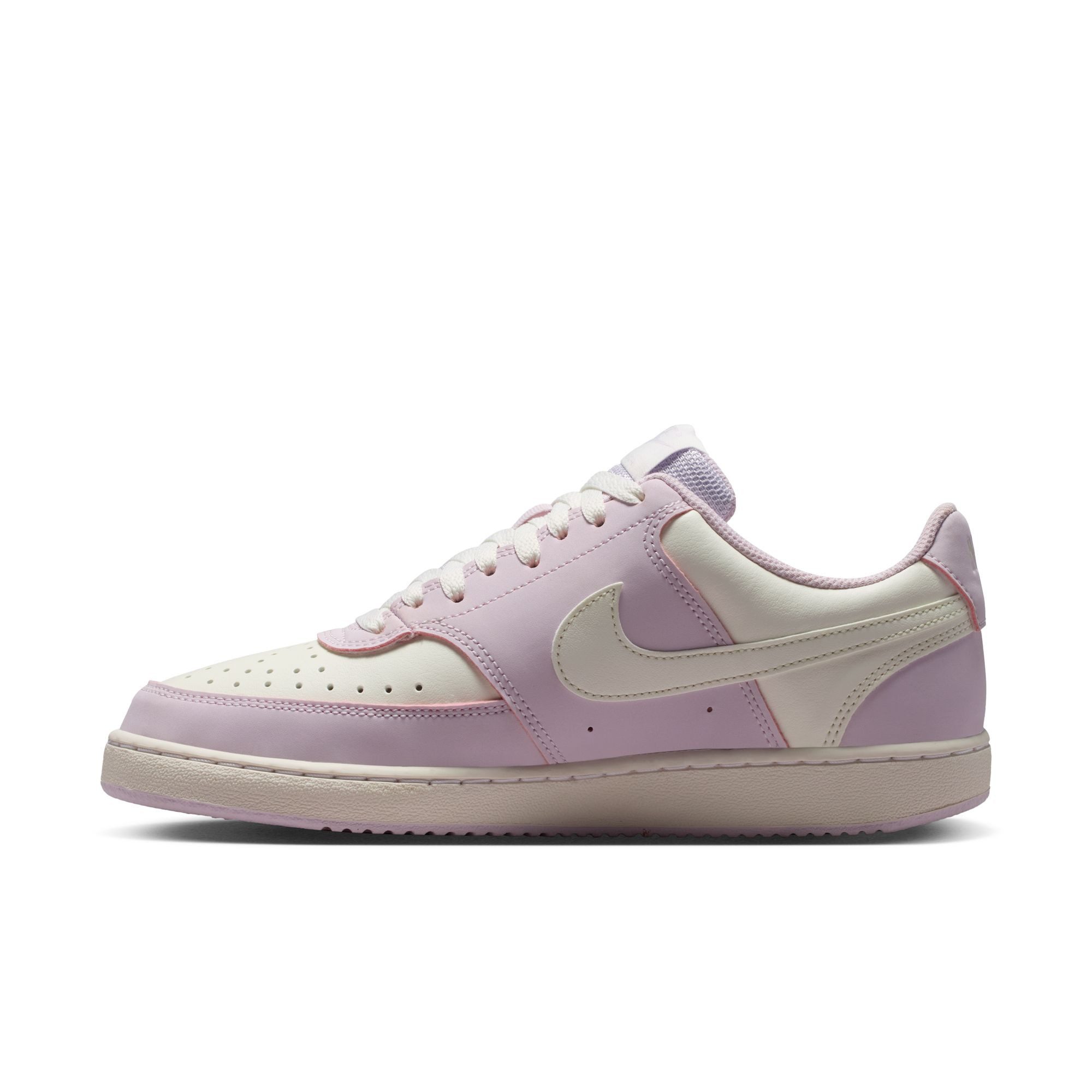 Nike Sportswear W COURT VISION LOW P NBK Sneaker inspiriert vom Design des Nike Air Force