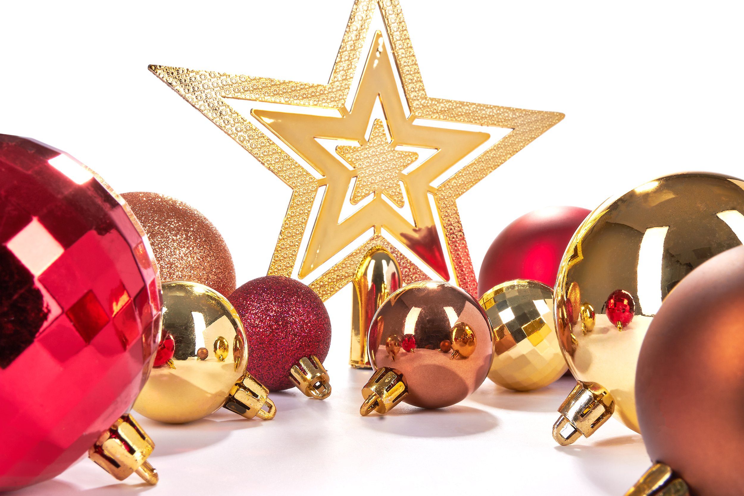 50-teiliges Gold BRUBAKER edel aus und Christbaumschmuck Weihnachtskugel-Set und Weihnachtsbaumkugel Rot, Kunststoff, robust Baumspitze, mit Braun Weihnachtsdekoration