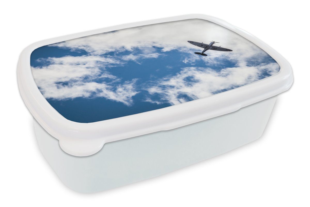 MuchoWow Lunchbox Spitfire-Flugzeug gegen einen bewölkten Himmel, Kunststoff, (2-tlg), Brotbox für Kinder und Erwachsene, Brotdose, für Jungs und Mädchen weiß
