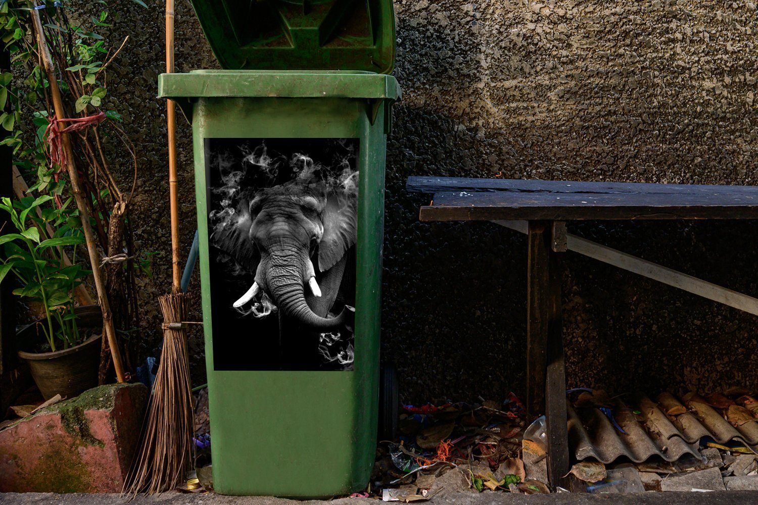 MuchoWow Wandsticker Mülleimer-aufkleber, Hintergrund und mit Abfalbehälter Sticker, - Mülltonne, weiß schwarzem (1 Container, schwarz Rauch vor St), Elefant
