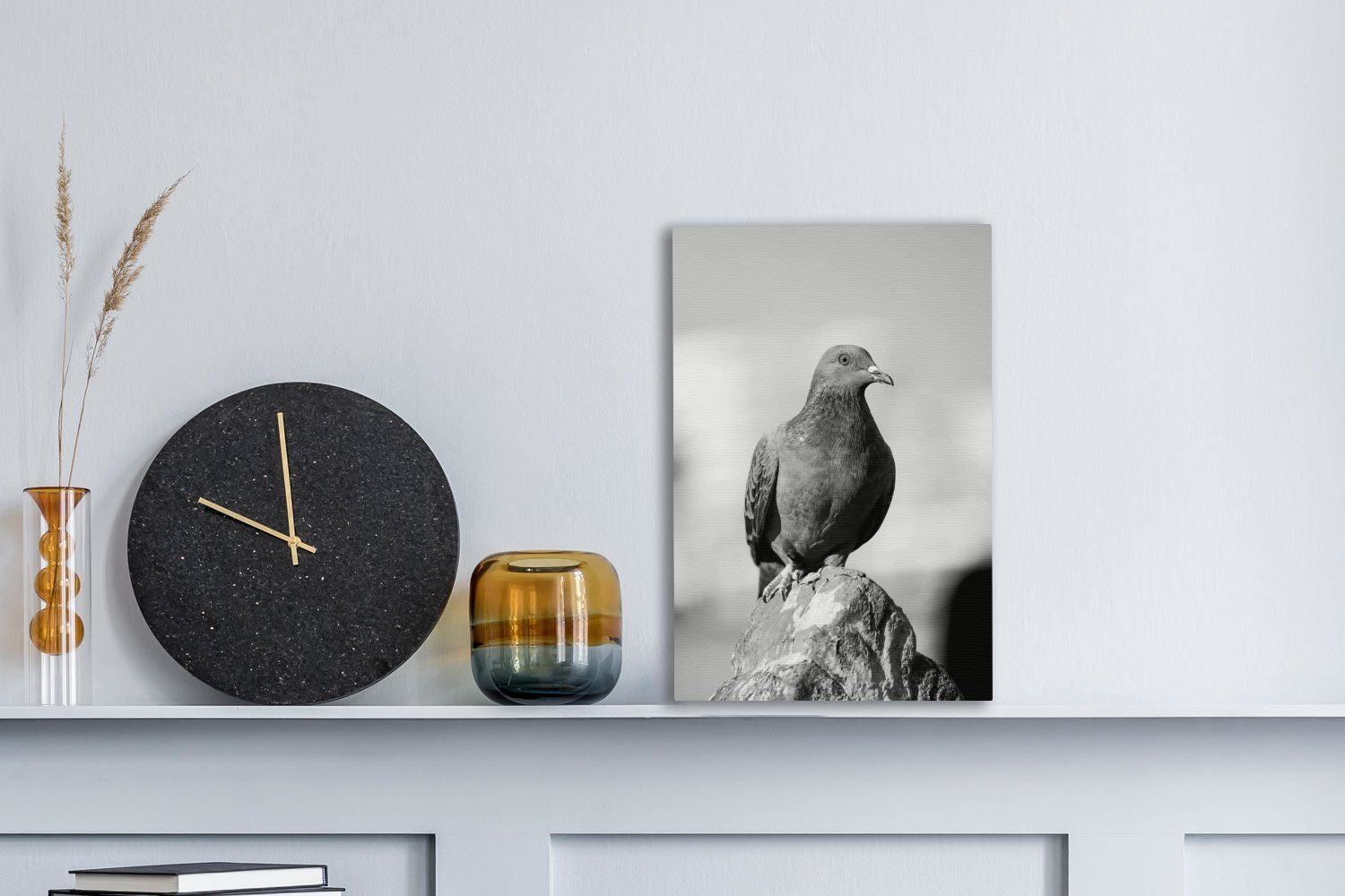 OneMillionCanvasses® Leinwandbild Eine Taube bespannt inkl. cm Stein auf Gemälde, sitzt 20x30 fertig schwarz (1 Zackenaufhänger, weiß, - einem Leinwandbild und St)