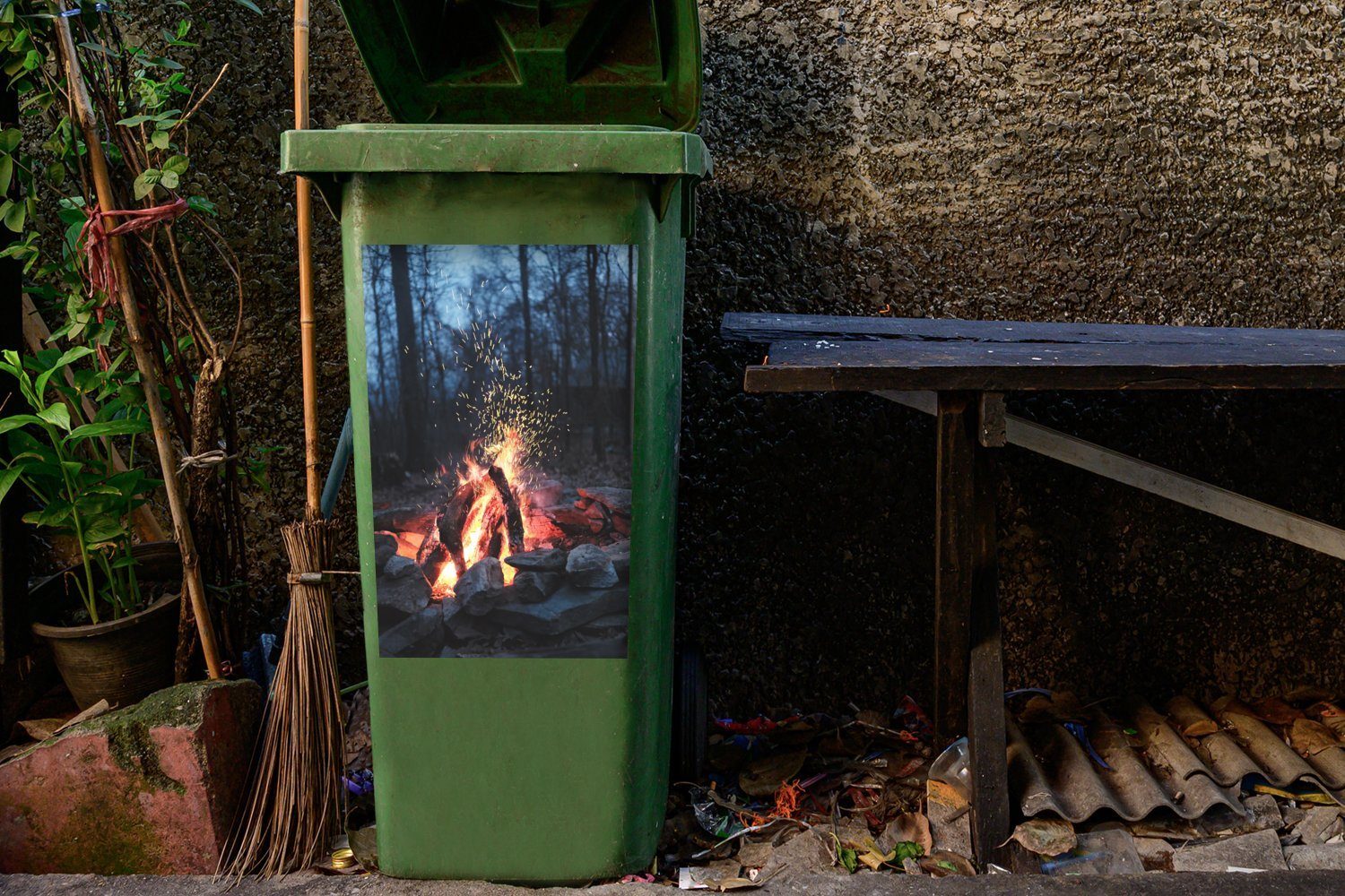 Wandsticker (1 - Container, Mülltonne, Wald Lagerfeuer Mülleimer-aufkleber, Abfalbehälter - MuchoWow Sticker, St), Camping