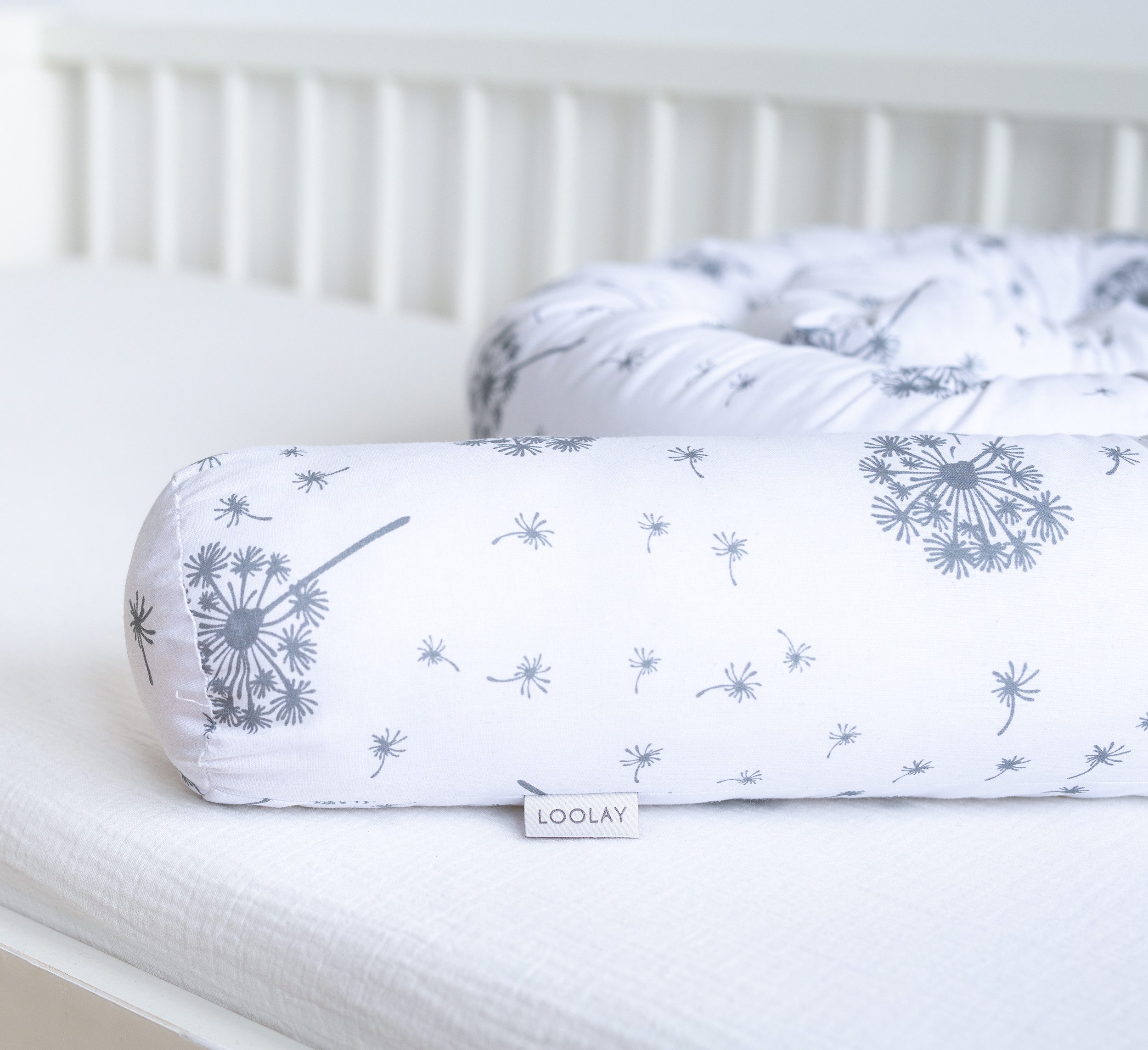 Loolay Nestchenschlange PUSTELBLUME WEIß Baumwolle Multifunktion PREMIUM Bettschlange Schlange, (Bettumrandung Krabbeldecke Babybett Umrandung Schlange Bett Kopfschutz, Zierkissen Bettrolle Dekokissen Zugluftstopper - Super GESCHENK), LOOLAY® - 100% Europäische Stoffe und Kleinserien-Nähen!