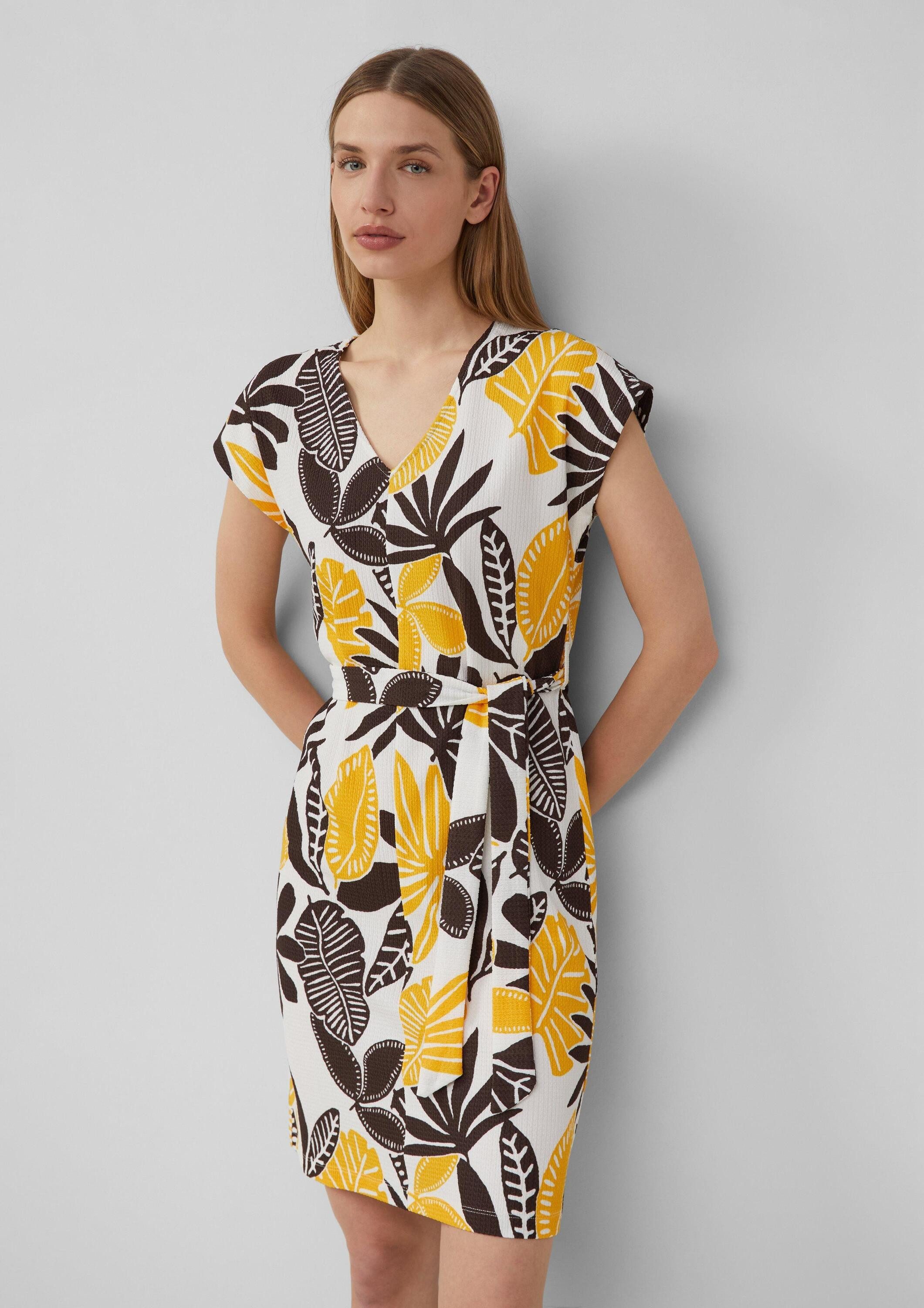 s.Oliver Minikleid Kleid Strukturiertes Jerseykleid mit All-over-Print und Gürtel