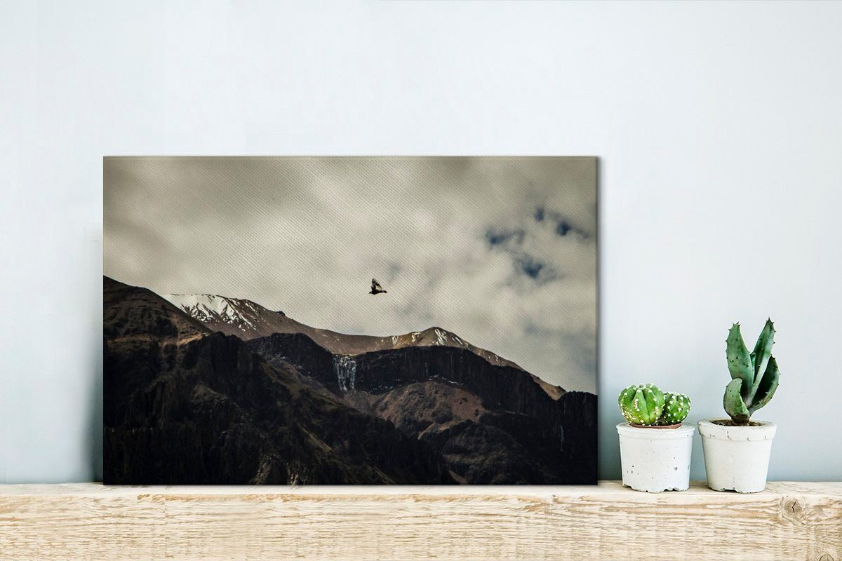 Wolken 30x20 umgeben Leinwandbilder, Wanddeko, von Landschaft St), Leinwandbild bergige die Wunderschöne cm OneMillionCanvasses® Wandbild Aufhängefertig, (1 Arequipa,