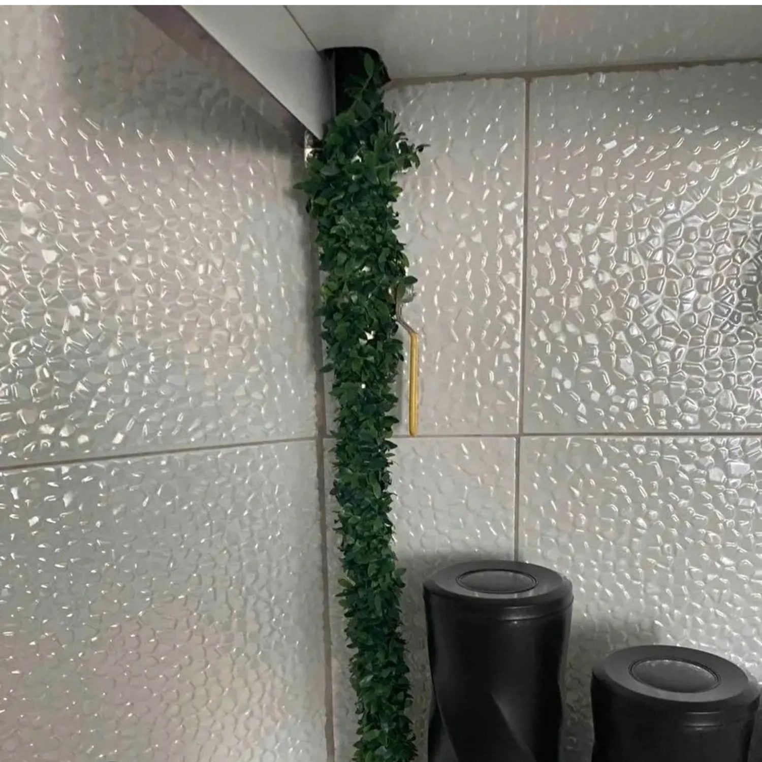 Winterliche Kunstpflanze Kunst Efeu Girlande 7 m mit Draht flexibel – Rohrverkleidung & Deko, Jungengel, Flexible 7 m Efeu-Girlande mit Drahtkern für Dekoration