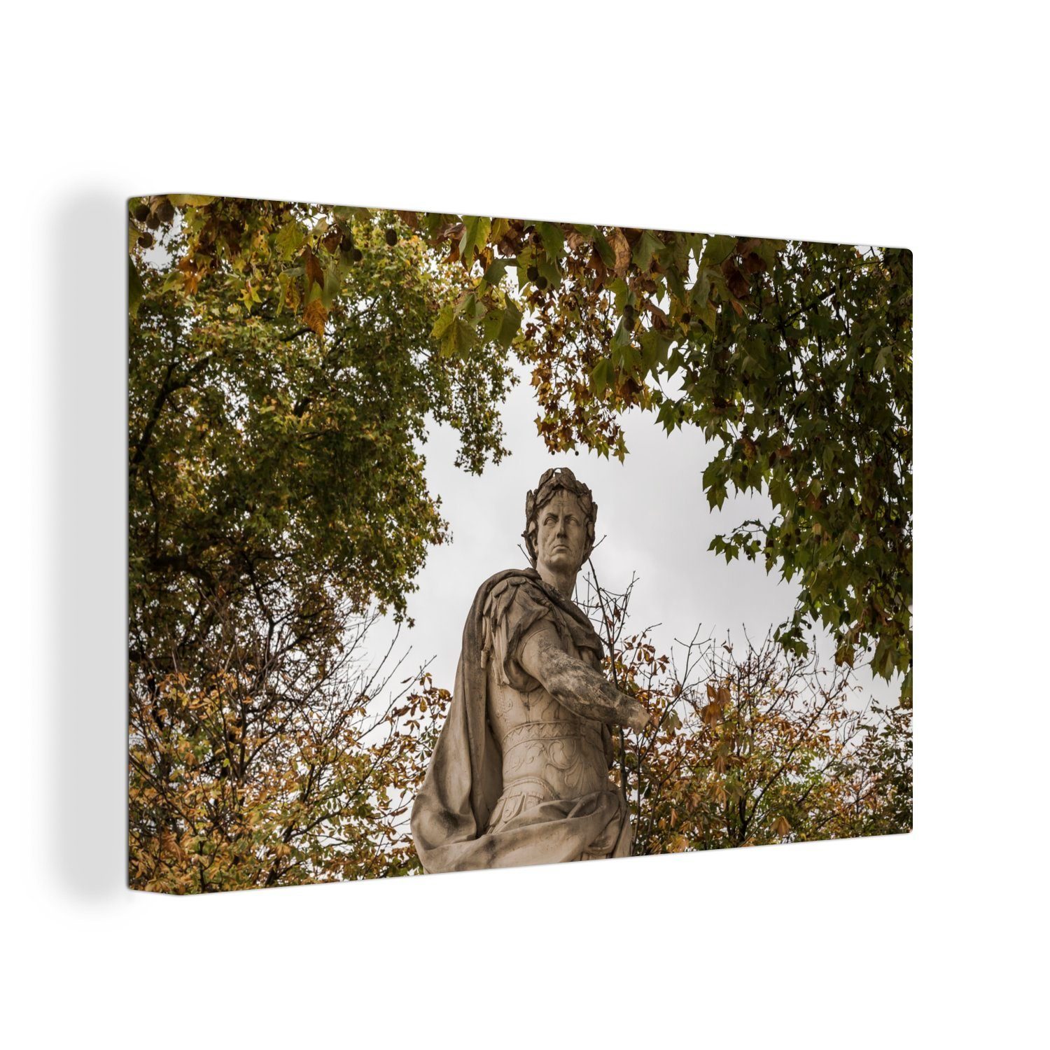 OneMillionCanvasses® Leinwandbild Eine Statue von Julius Cäsar unter Bäumen, (1 St), Wandbild Leinwandbilder, Aufhängefertig, Wanddeko, 30x20 cm