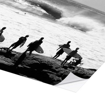 Posterlounge Wandfolie Panoramic Images, Surfer warten am Strand, Badezimmer Maritim Fotografie
