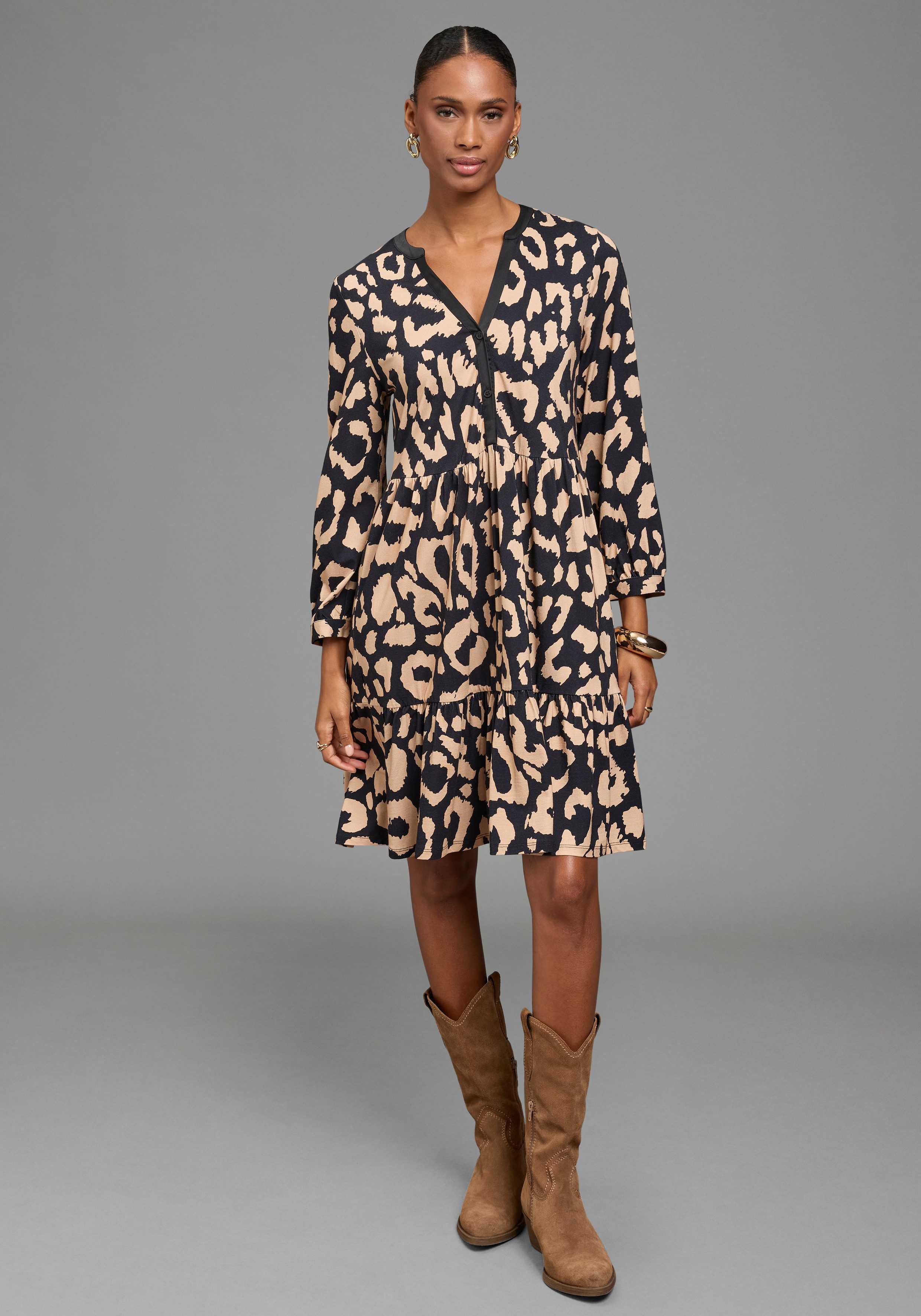 Bruno Banani Jerseykleid mit Satin-Ausschnitt und Stufenrock im Animal-Look, kniefrei, 3/4 Ärmel. € 59,99, (€ 59,99 pro 1 Stk).
