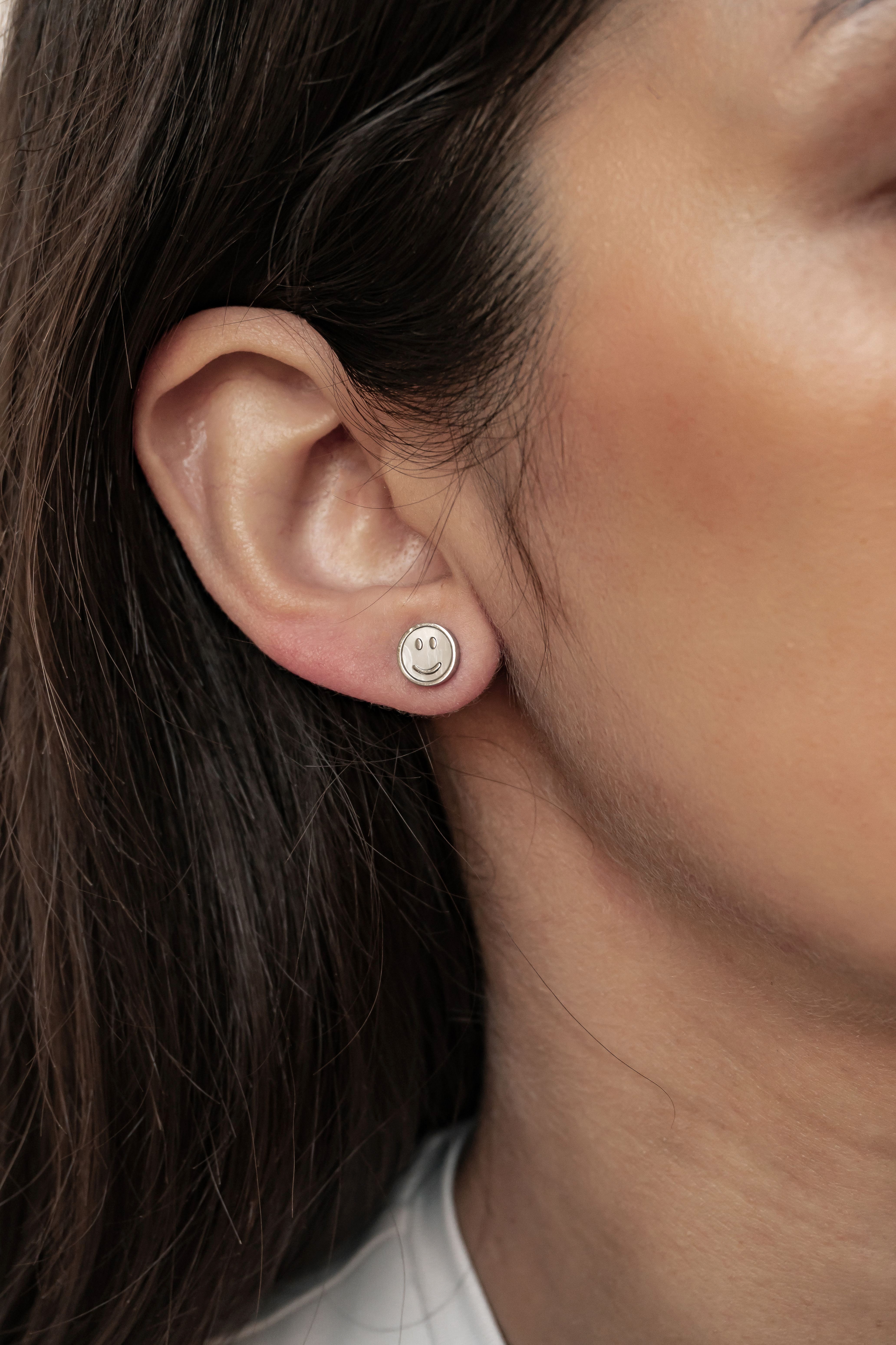 Hey Happiness Paar Ohrstecker Smiley Gesicht, mit Muschel, Kleine Ohrringe Damen Edelstahl in Gold & Roségold, sommerlich