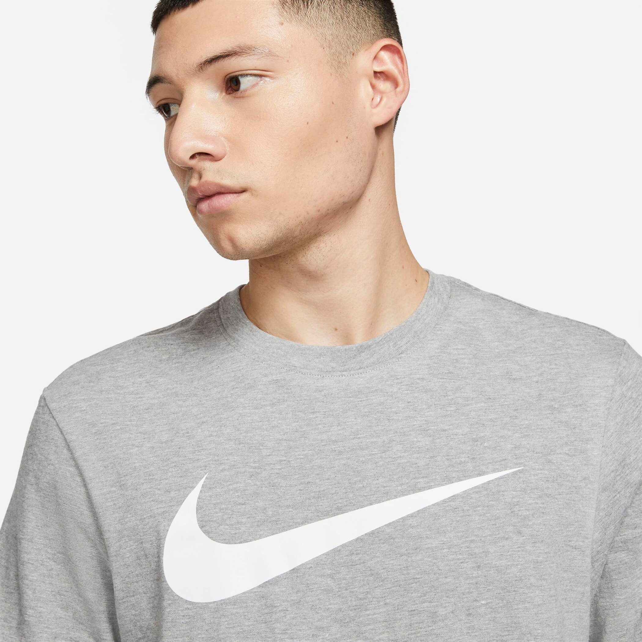 Nike Sportswear T-Shirt M NSW TEE ICON SWOOSH mit auffälliger Grafik auf der Brust, Kurzarm-Design, aus Baumwolle